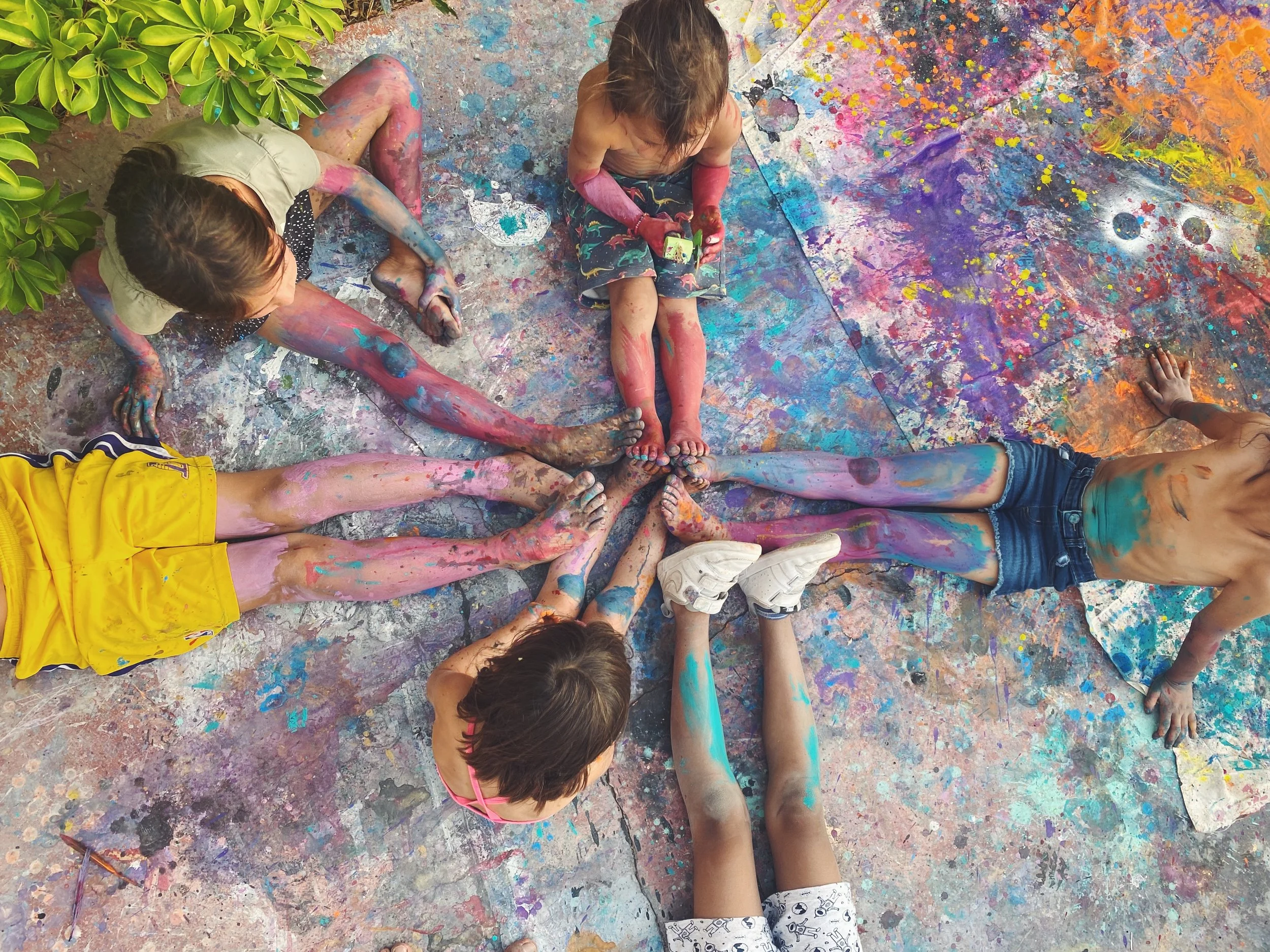 Kids on their canvas painting at Nave Tao SMA.JPG