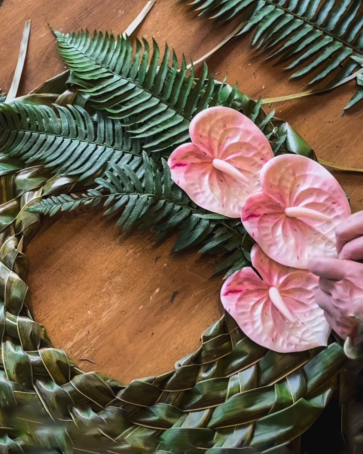 Something fun for Mother&rsquo;s Day! 🌺

Dive into the art of ulana lau niu with @cocokealohi!
📆 May 11th, 9am-12pm
📍Kō Hana Distillers 
🎟️ link in bio

Floral Lau Niu Wreath Workshop 🌴
Craft your own 30&rdquo; wreath from lau niu under the guid