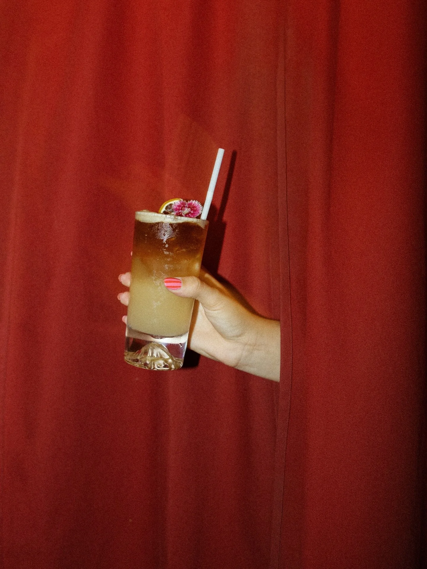 Behind the curtain, something good is pouring. 🥃✨
From the first pour to the final garnish, every cocktail just hits different with @kohanarum 
.
.
#kohanarum #hawaiianagricolerum #maitai #localspirits
