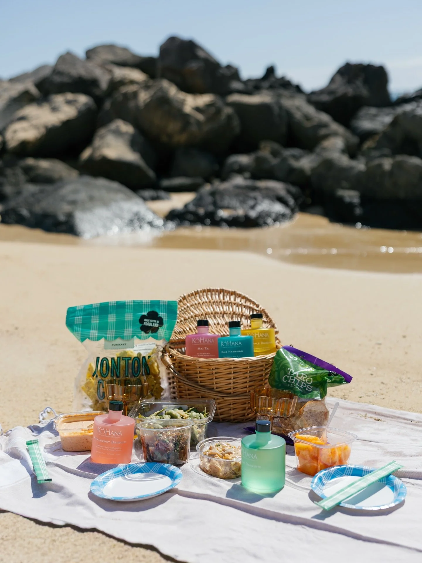 No shaker, no ice, no problem 😌🧺 @kohanarum ready-to-drink cocktails were made for this. Just show up and let the rum do the rest. 

Grab yours at any quality local retailer, including Whole Foods, @fujiokaswinetimes, @tamurasfinewine, and many oth