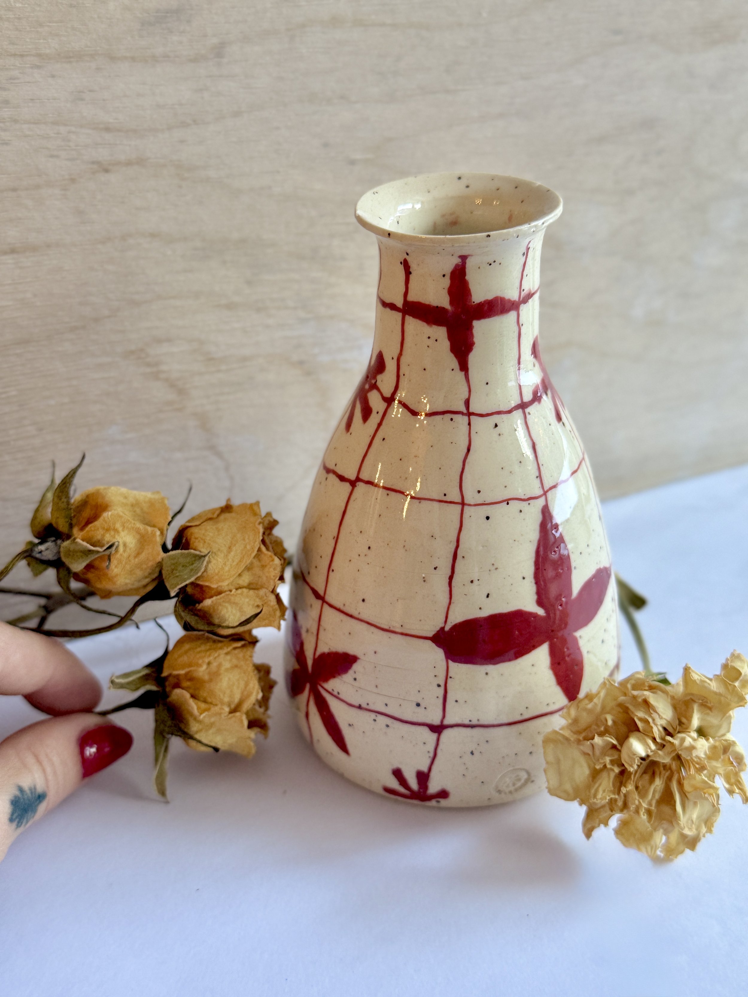 Vase bec - Grille rouge