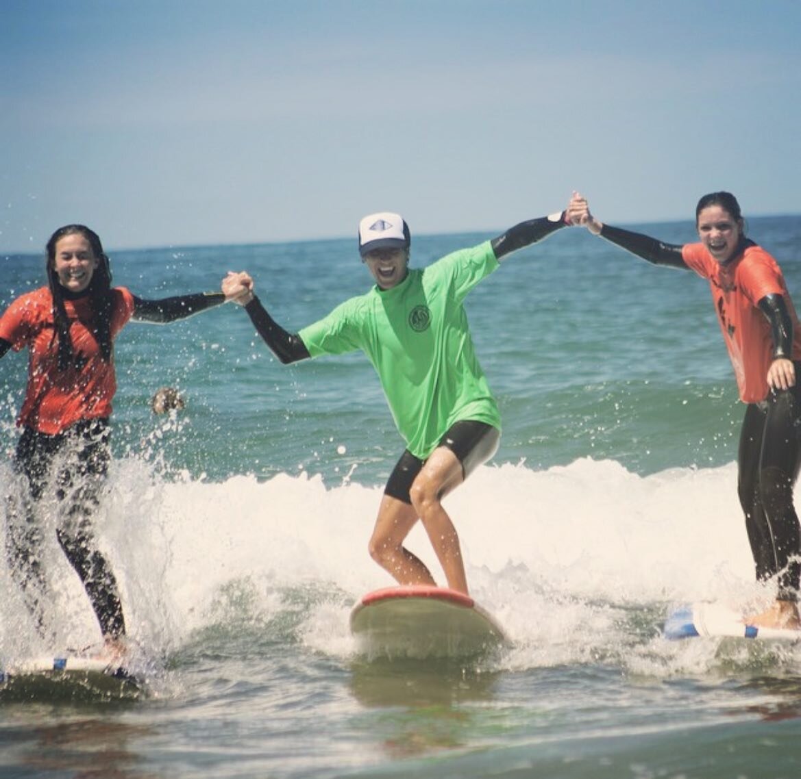 Party wave!!!!! It&rsquo;s the weekend, we have 1 more open spot open for private/ group surf lesson. Book from link in bio. Level up your surfing and your weekend fun! See ya at the beach. #learntosurf #surftherapy #partywave #newportsurfcamp #newpo