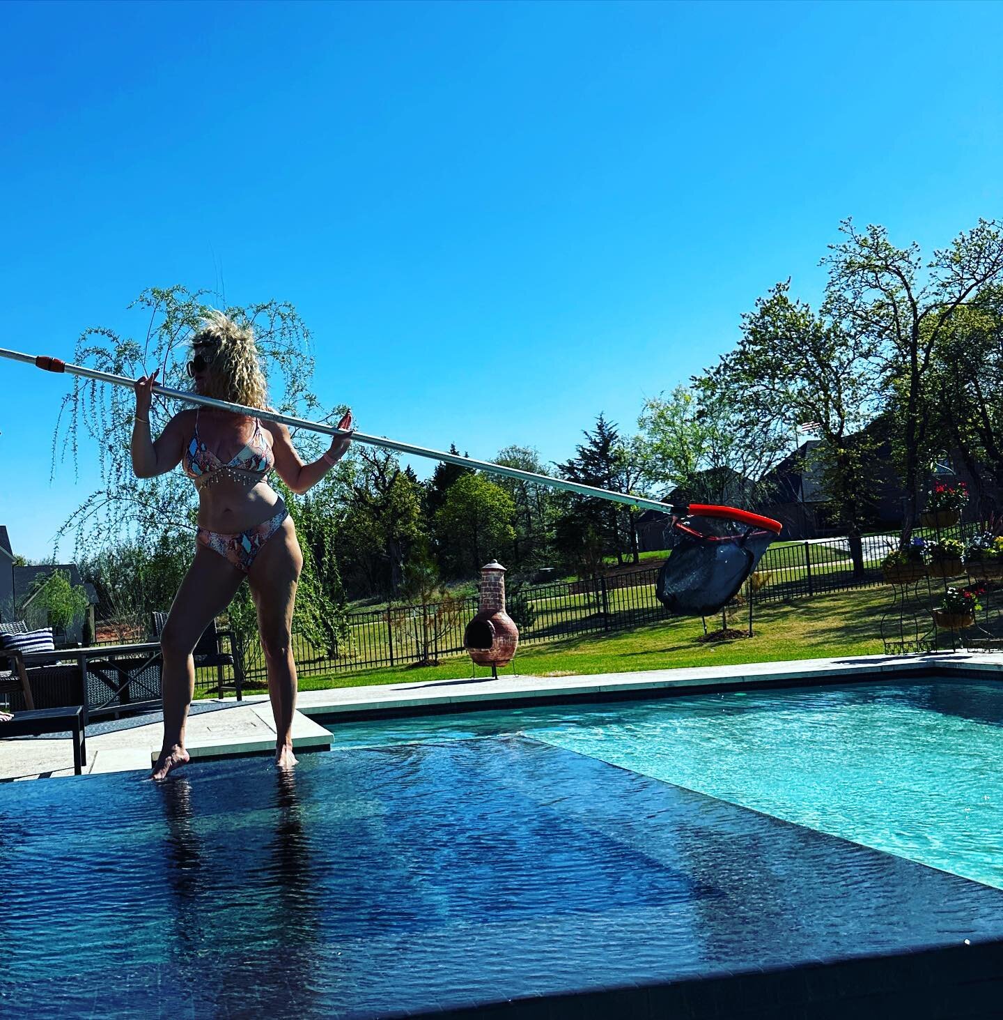 Pretty smokin&rsquo; pool girl 😍💪