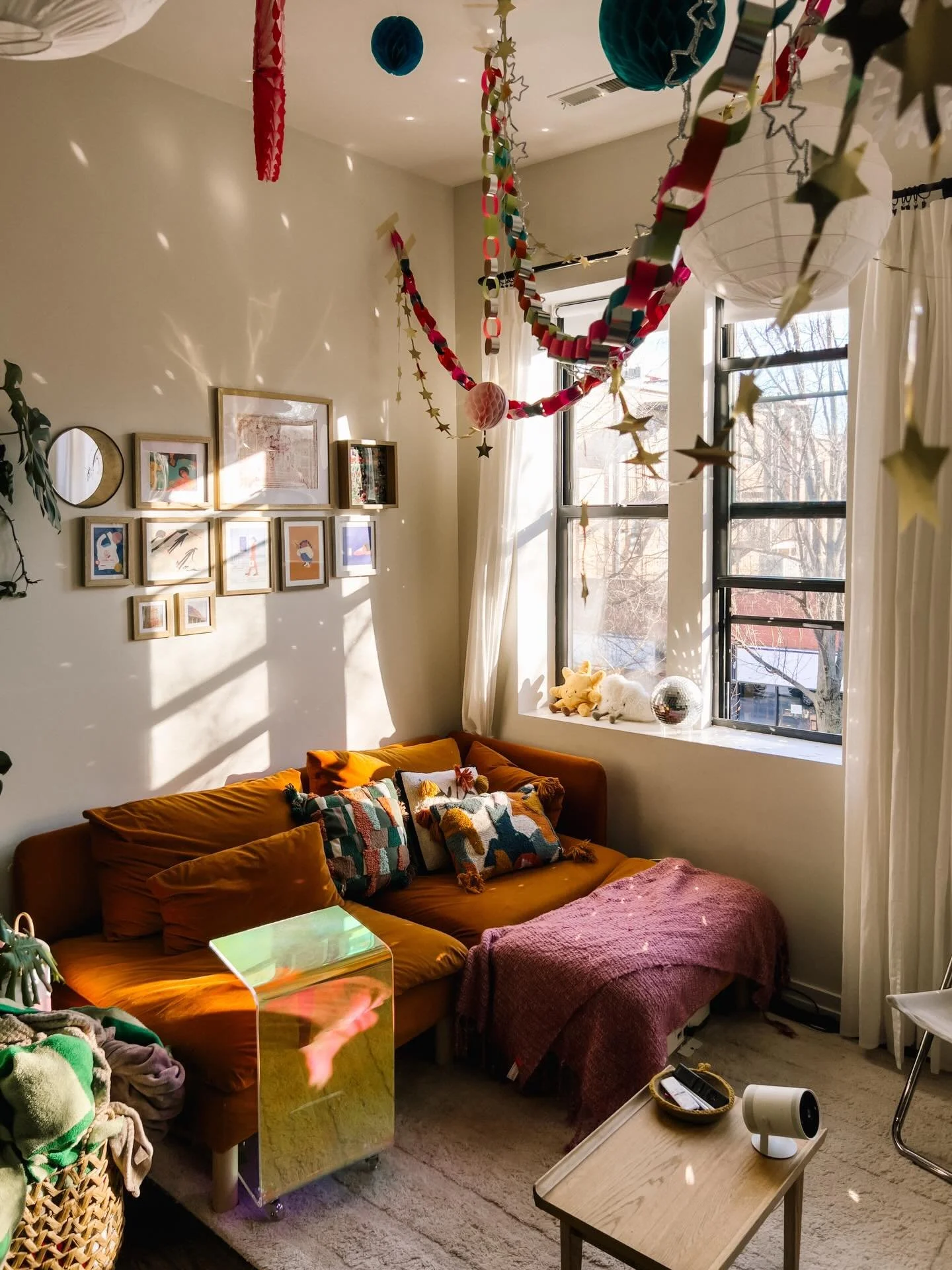 some snaps i took of #sabaiapartment so i could list it because we&rsquo;re moving to #sabaipenthaus in two weeks!! 😭🎊