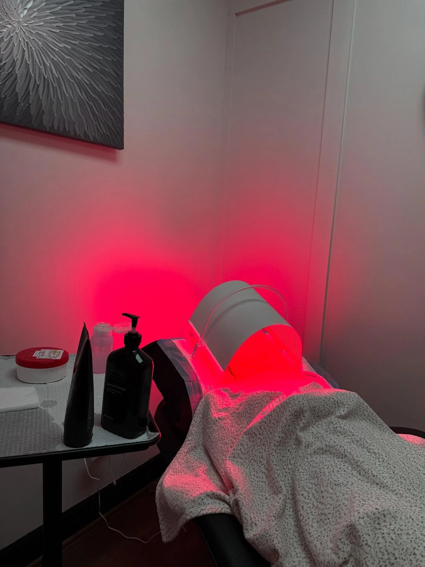 Add a boost to your glow ✨ Our red light therapy add-on takes just 15 minutes and helps reduce inflammation, boost collagen, and speed up skin healing. #redlighttherapy