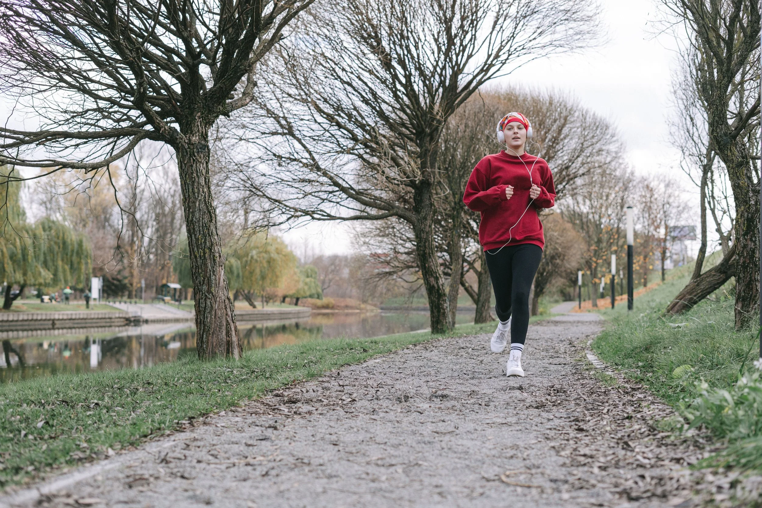 Athlete in red sweater running outdoors_online sports community membership