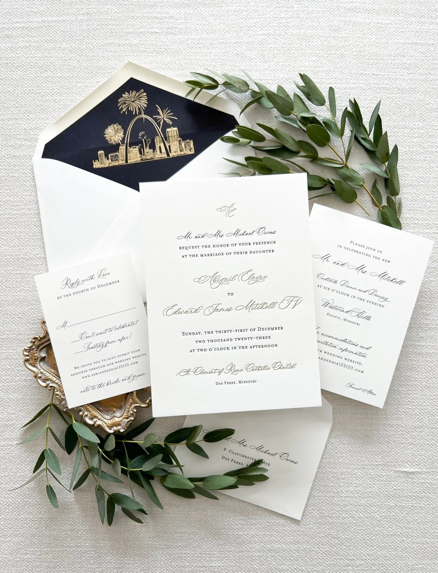 Sophisticated with a touch of spark ✨
Designed in collaboration with @hillaryjevents
#NYEwedding #weddingstationery #weddinginvitations #stlwedding