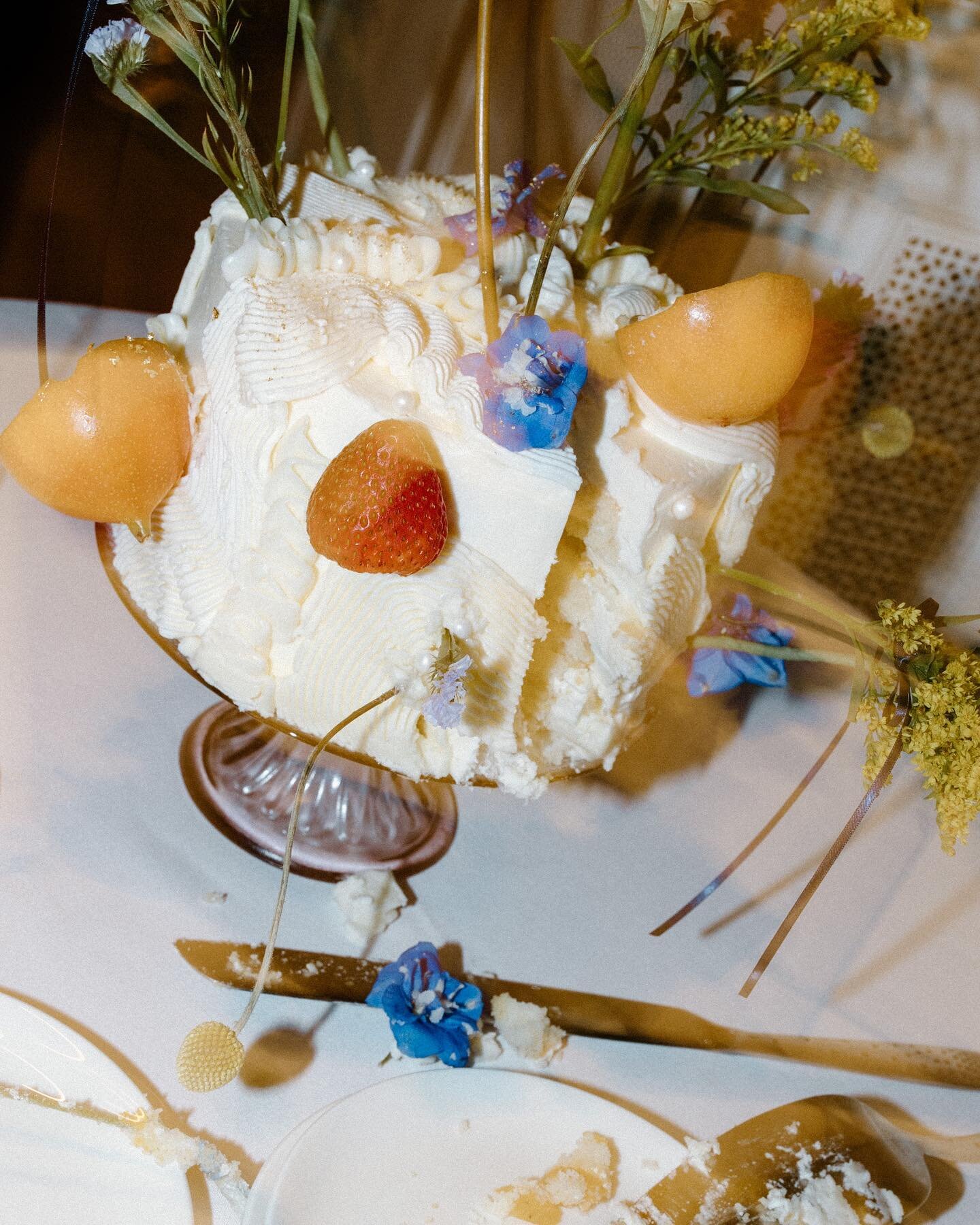 Still not over last week&rsquo;s magic but suck at posting so for now, enjoy a snippet of this cutie cake and cutie couple 🥹

Cake by @softcakeco 😍