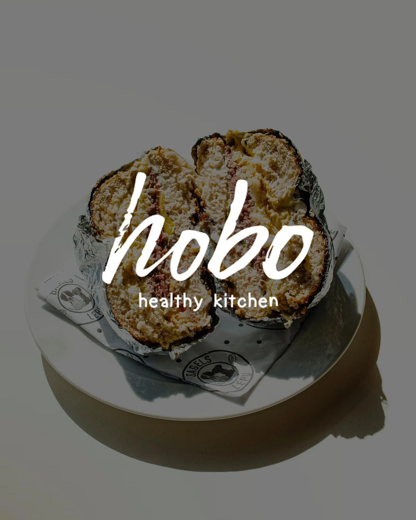 🥯&nbsp;En 2019 j&rsquo;ai eu l&rsquo;occasion de travailler avec un ami graphiste pour le restaurant Hobo, qui proposait plusieurs d&eacute;clinaisons de bagels. Le client souhaitait un format original un peu &ldquo;arty&rdquo; nous lui avons donc p