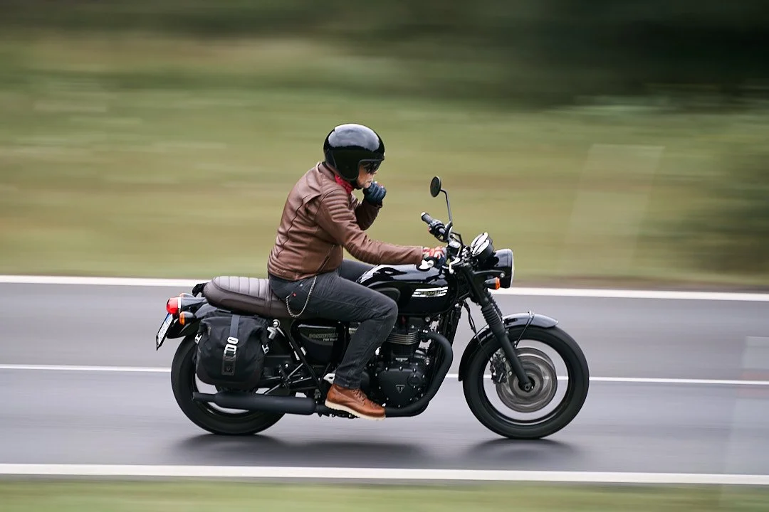 Motorkář při jízdě zachycený technikou panning“