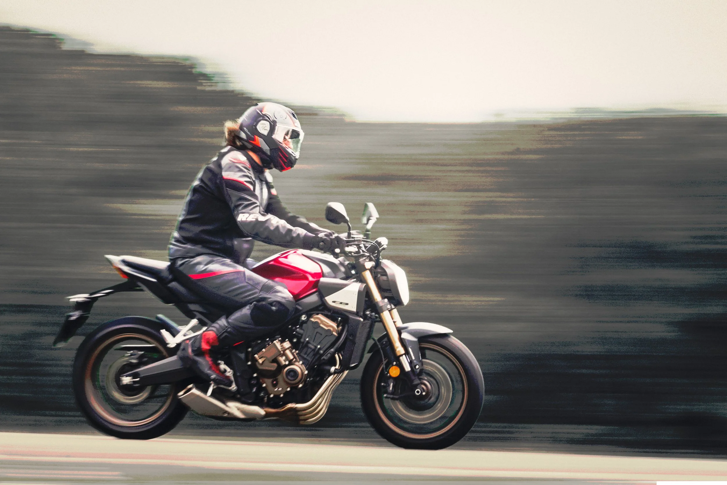 Motorkář při jízdě zachycený technikou panning