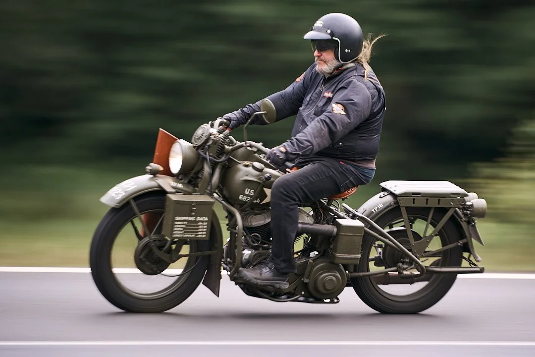 Motorkář při jízdě zachycený technikou panning