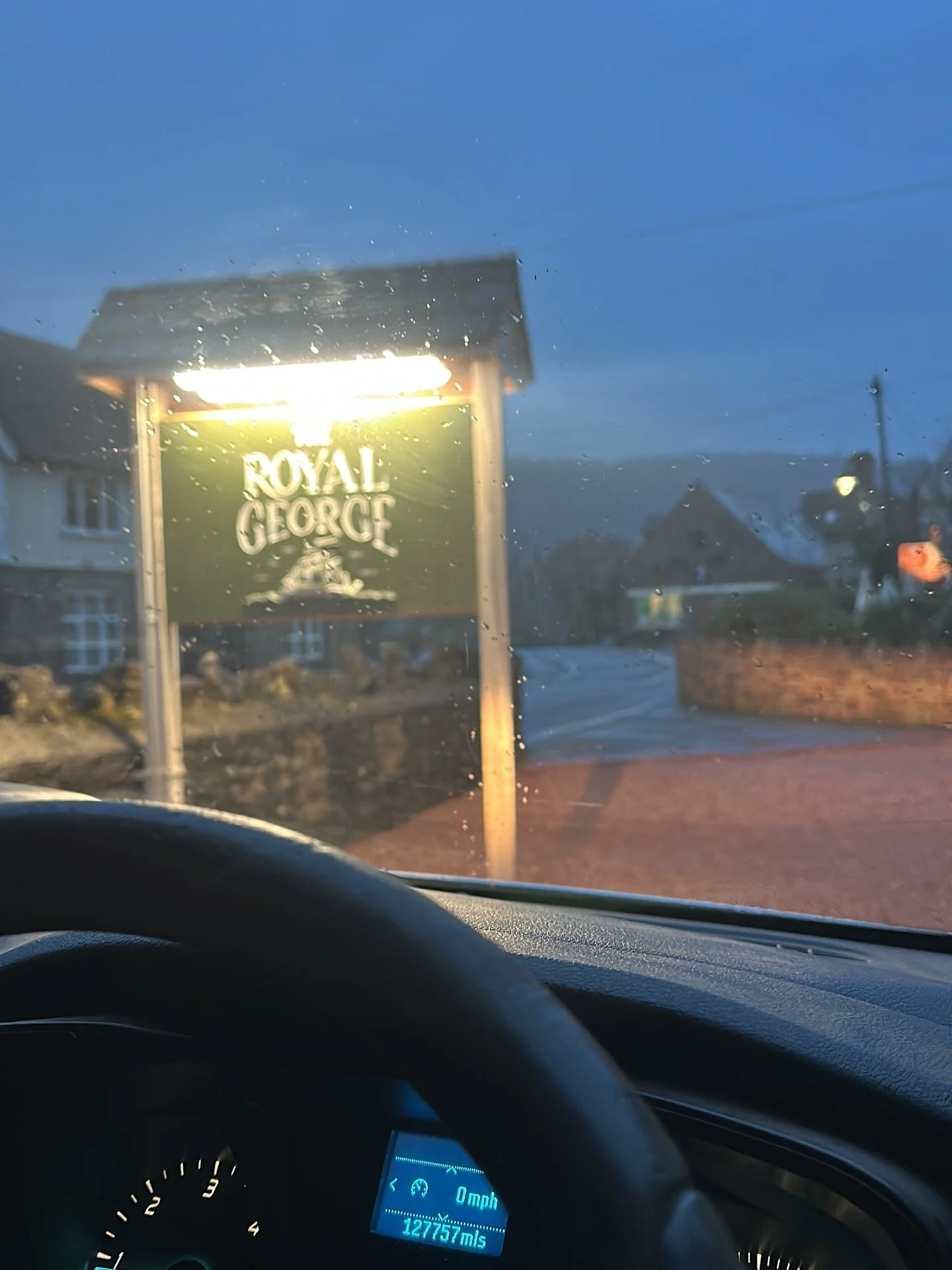 It was an early morning trip down to @theroyalgeorgetintern for Gavin earlier this week! 
2 of our premium Xmas trees🌲 
One of @kelly.trains beautiful door wreaths 🎄 
Pennys fantastic spruce garland 👏 
And a whole ton of foliage 👌🏼💪🏼💯