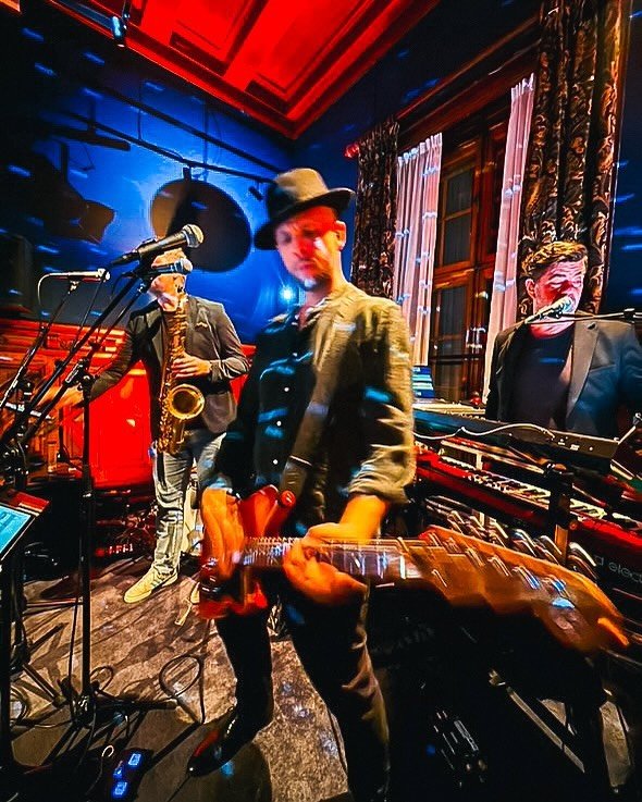BAAM! 🔥🎷🎸🕺 VILKEN KVÄLL!
Husbandet blir födelsedagsbandet när Linda fyller år!
Sällan har ett hotell invigts på ett mer energiskt sätt.
32 låtar av glädje o fest!
#husbandet #sverigesmesthäng