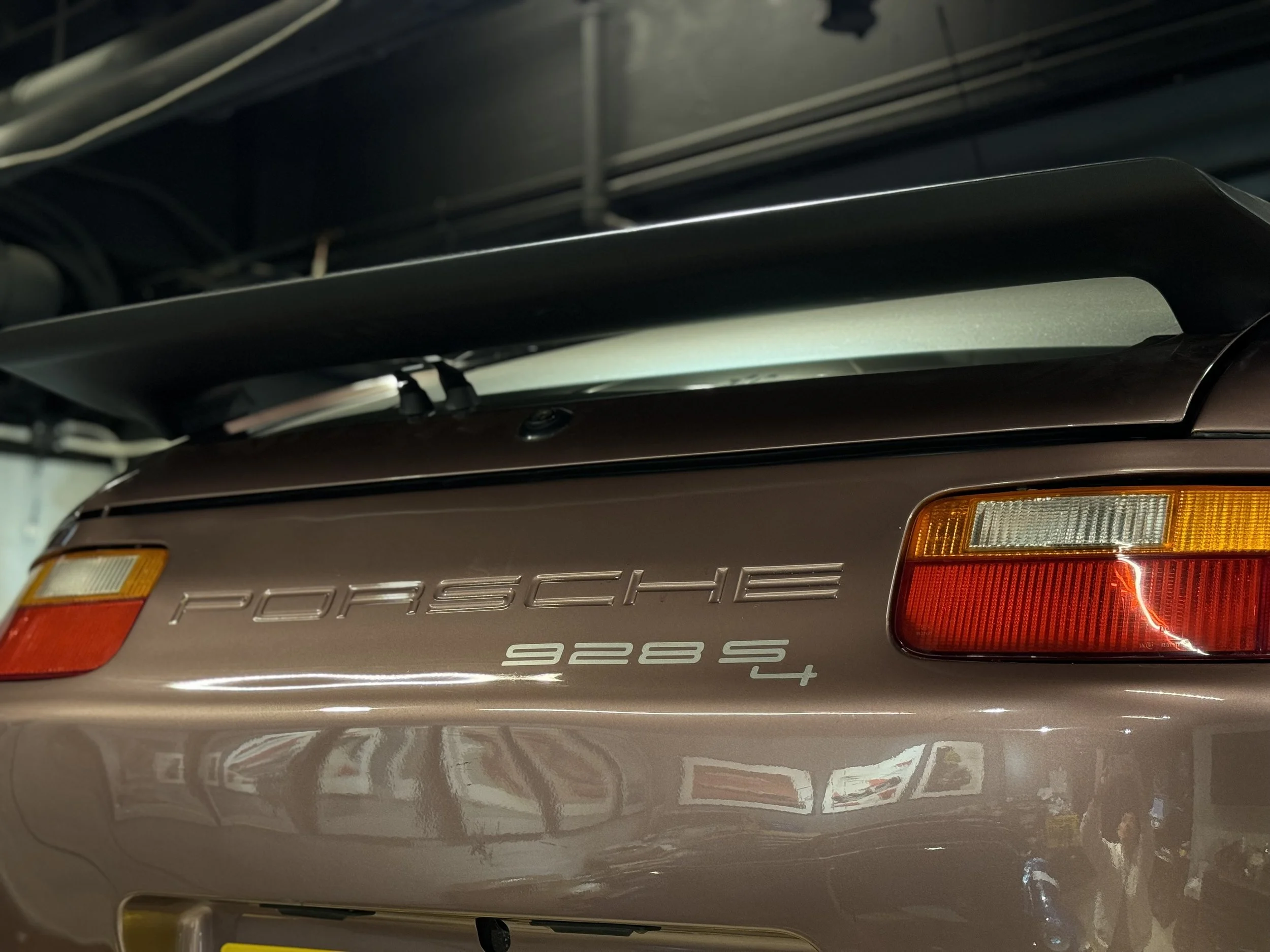 928S4