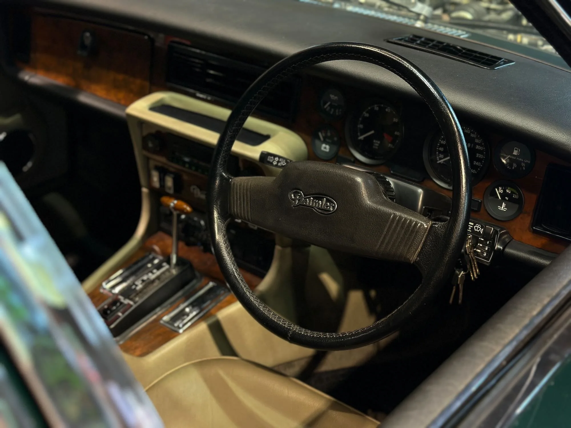 Daimler Double-Six-steering wheel