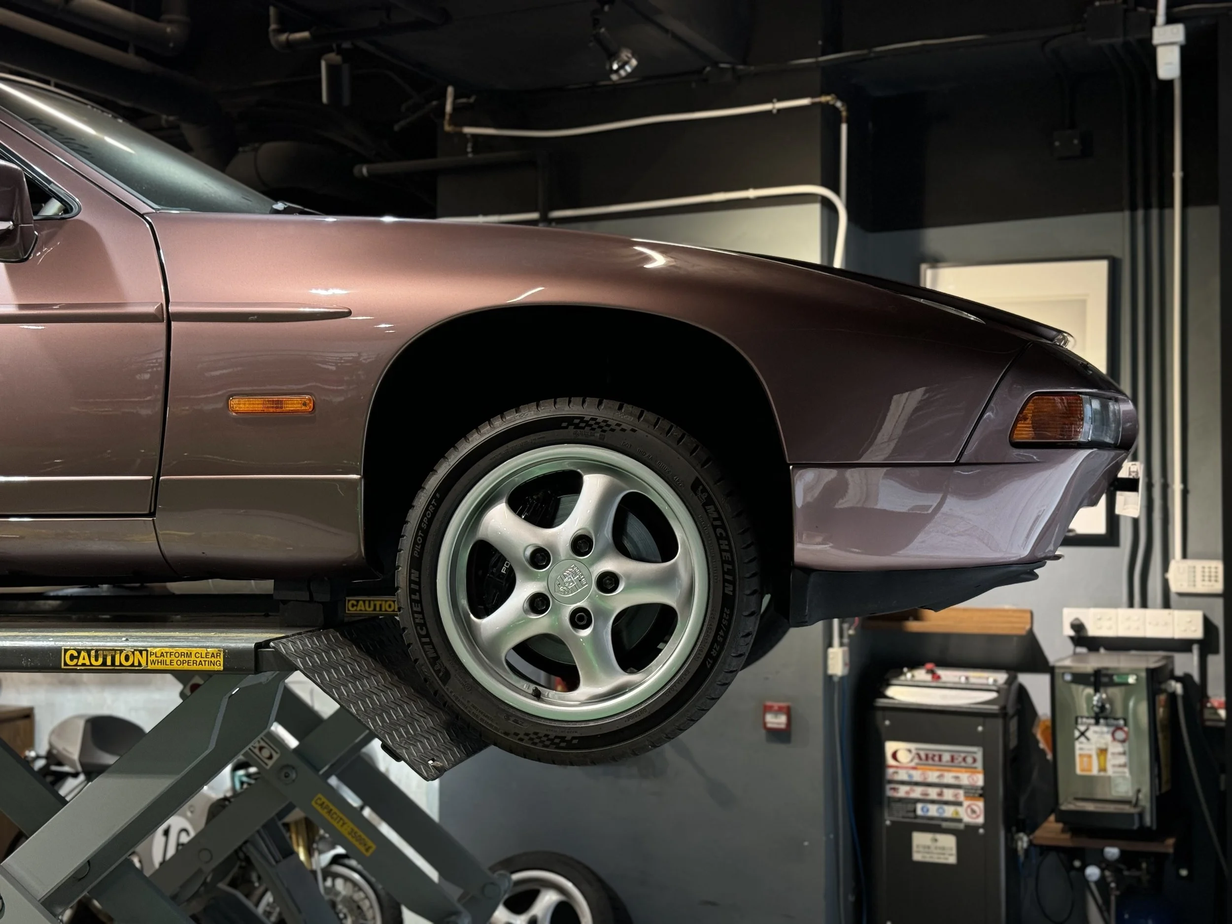 928S4