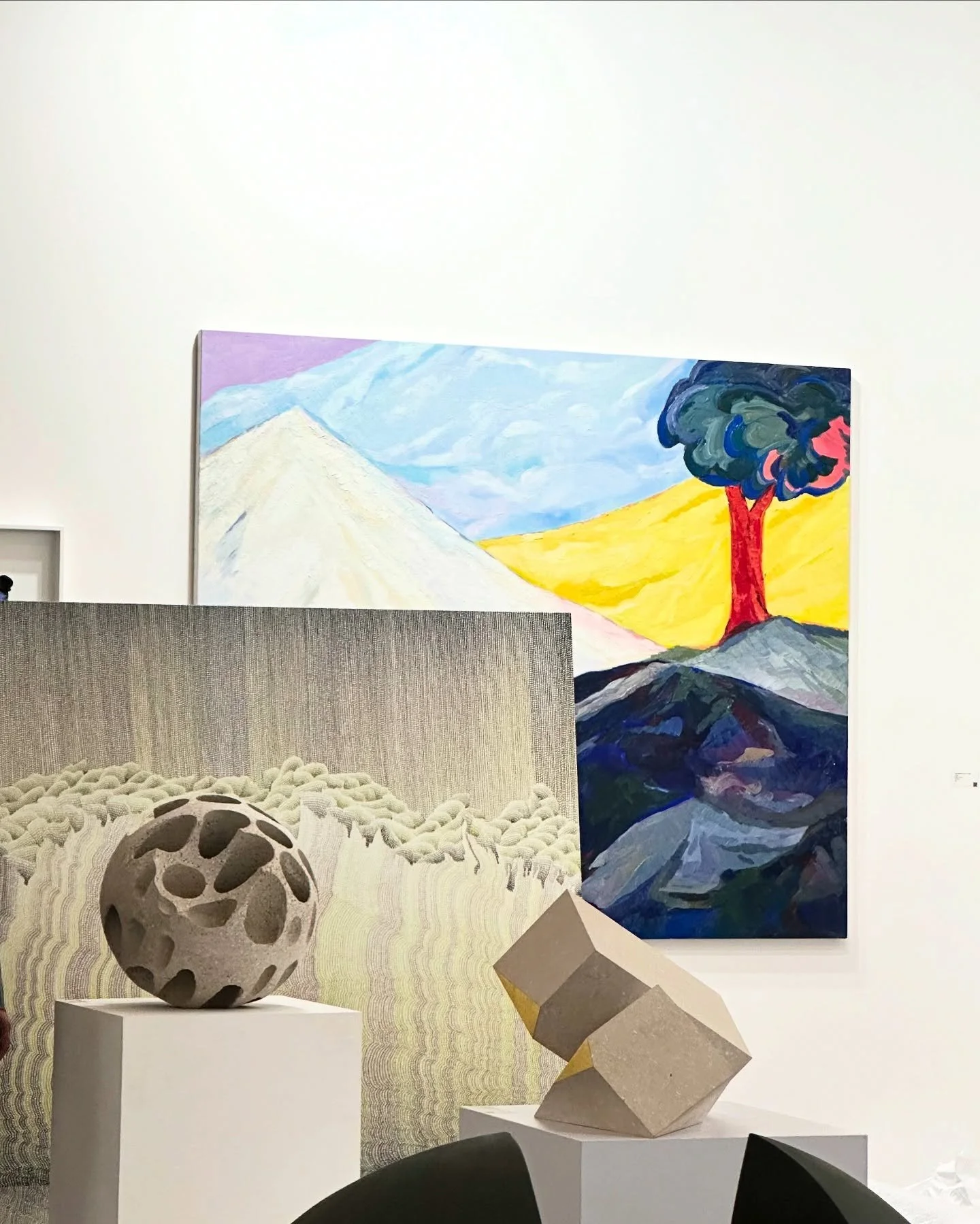 Two forms in conversations.
One grounding, one slipping.
One pressing close, one pulling away.
Attachements - limestone and gold | exhibited @artdubai with @salehbarakatgallery 
#artdubai #sculpture #lebaneseart #uae