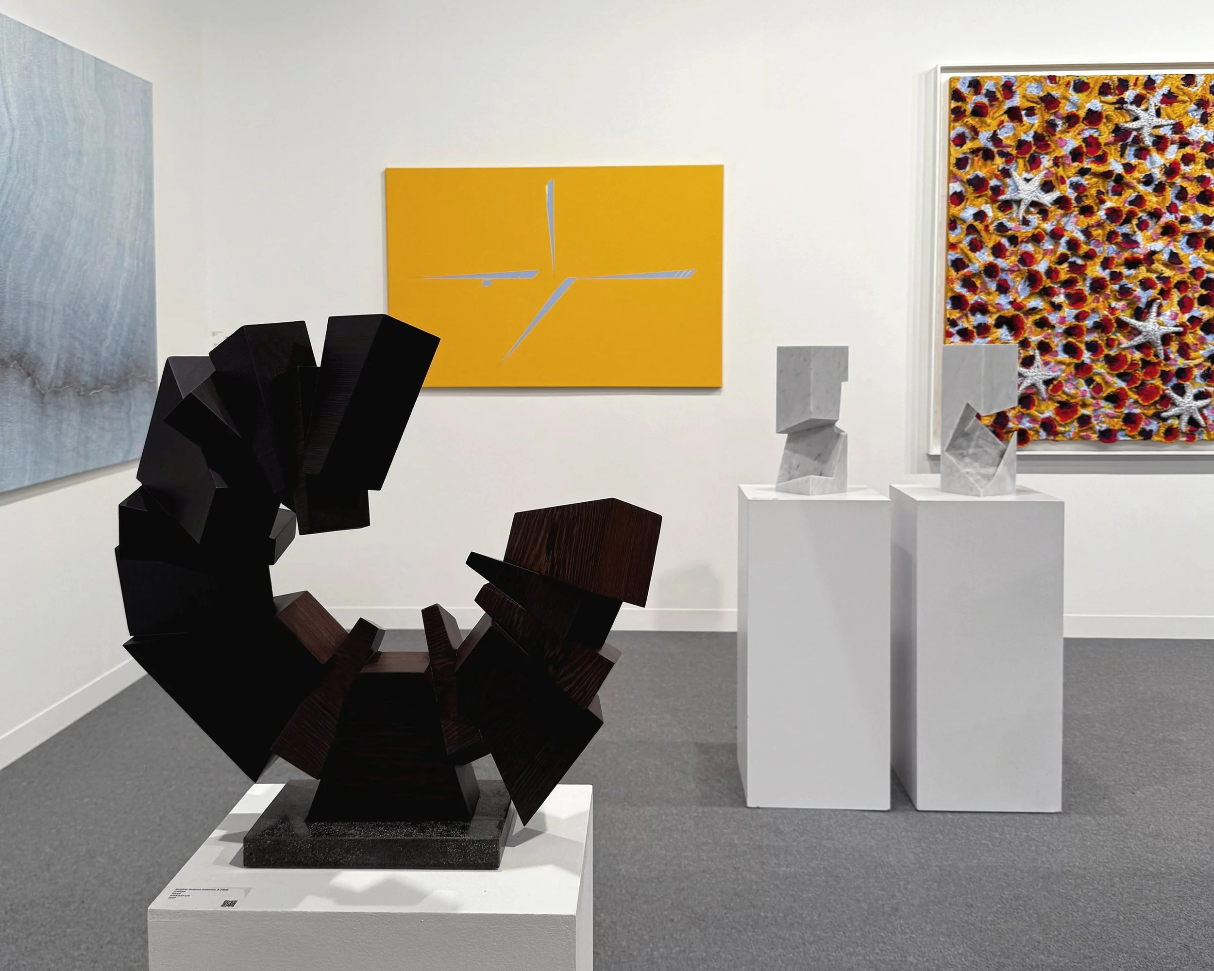 Minimalist Carrara marble sculpture by Tarek Elkassouf طارق القاصوف. Part of the Questions series, focusing on the silence between the sounds.