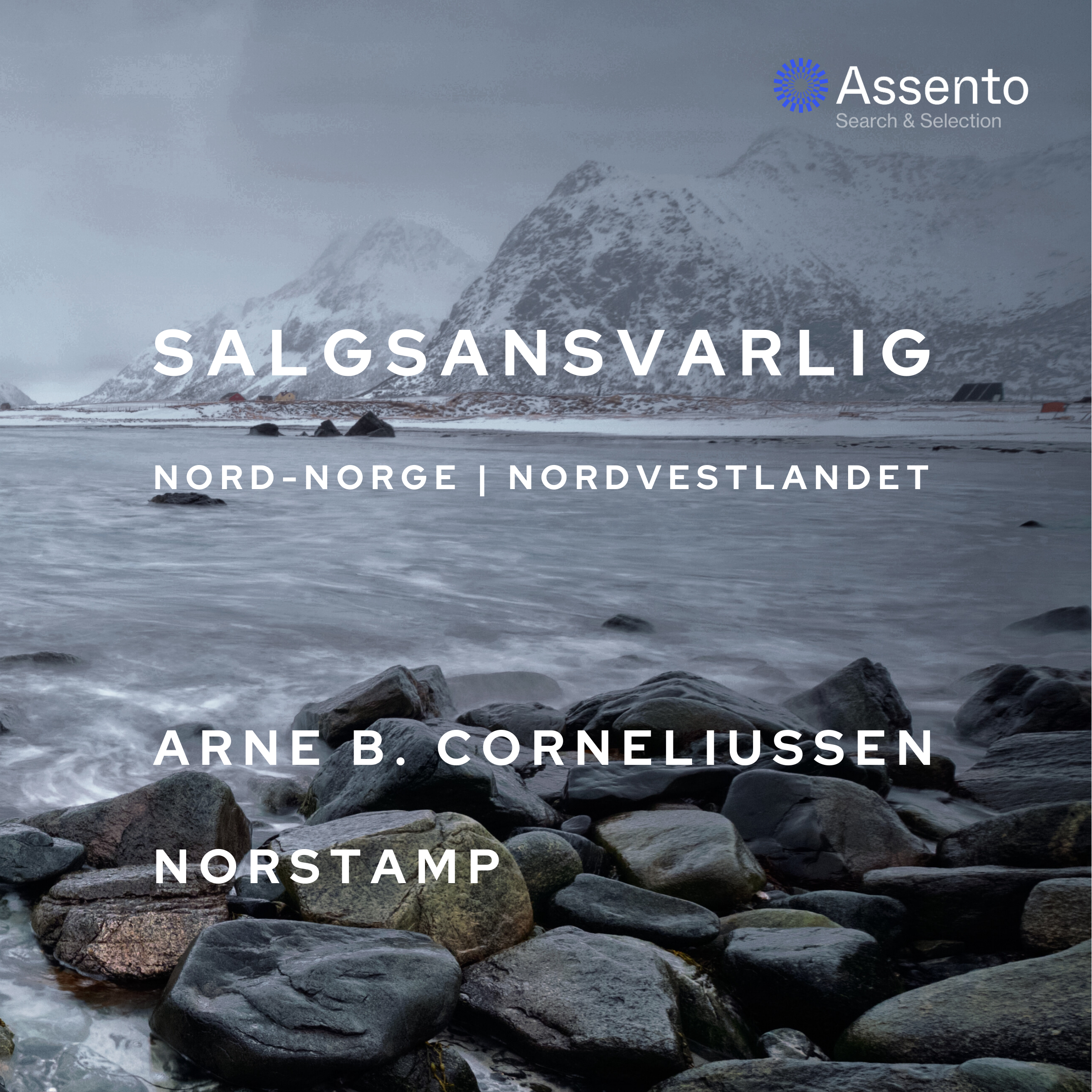 Bilde av en kystlinje i Nord-Norge med snødekte fjell i bakgrunnen, stein i forgrunnen, og et vann eller fjord med rolige overflater. Tekst på bildet: 'Salgsansvarlig Nord-Norge | Nordvestlandet' og 'Arne B. Corneliussen' samt 'Norstamp'. Logo for Assento Search & Selection øverst til høyre.