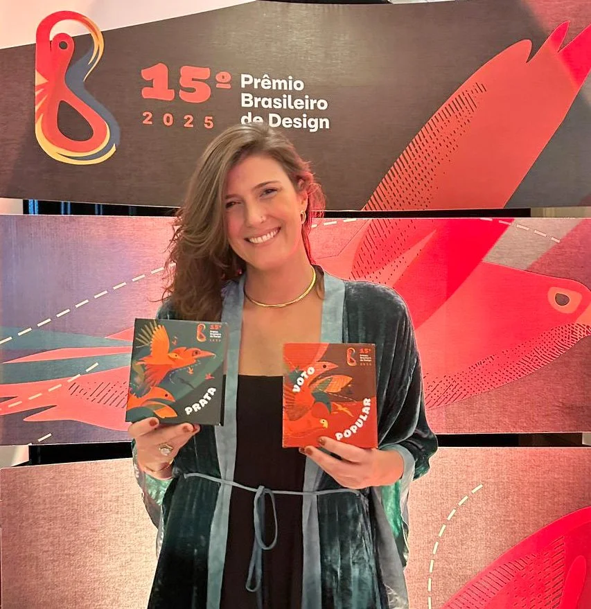 Jess Nolte, da Livraria Casa Cosmos, no palco da Sala São Paulo durante a cerimônia do Prêmio Brasileiro de Design 2025