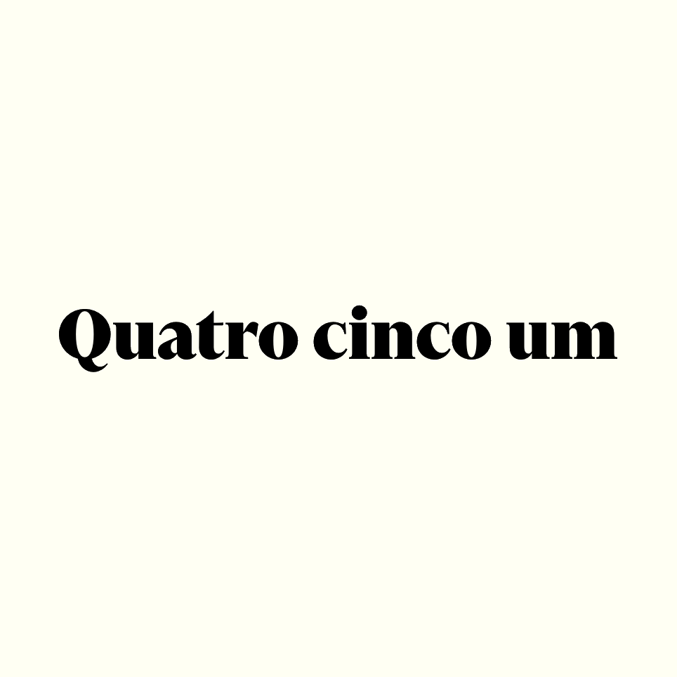 Texto em português que diz 'Quatro cinco um'