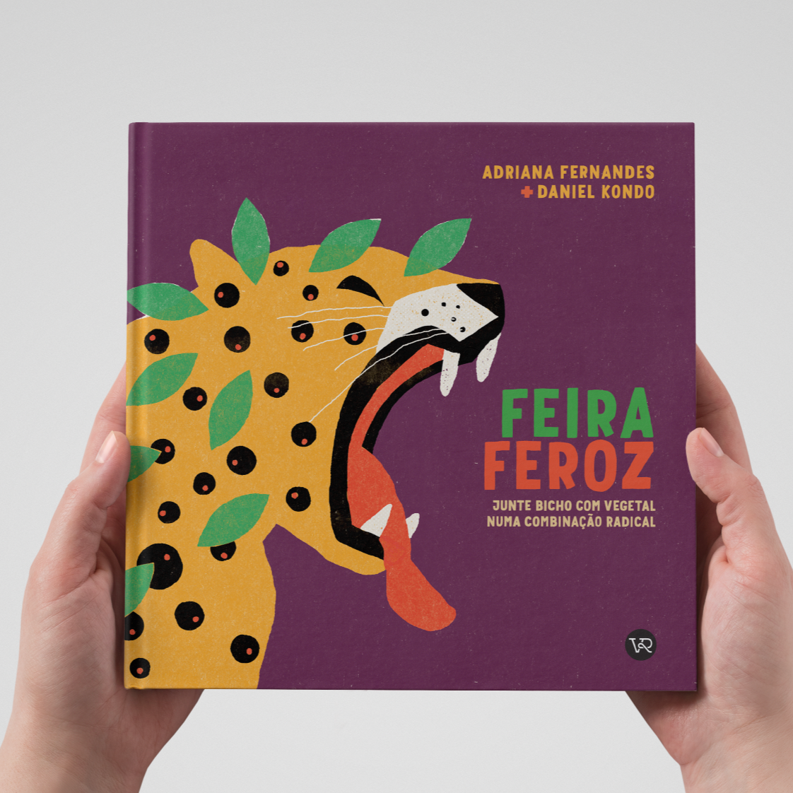 Capa do livro Feira Feroz, de Adriana Fernandes, com ilustrações de Daniel Kondo, mostrando um animal híbrido com elementos de bicho e vegetal sobre fundo roxo.