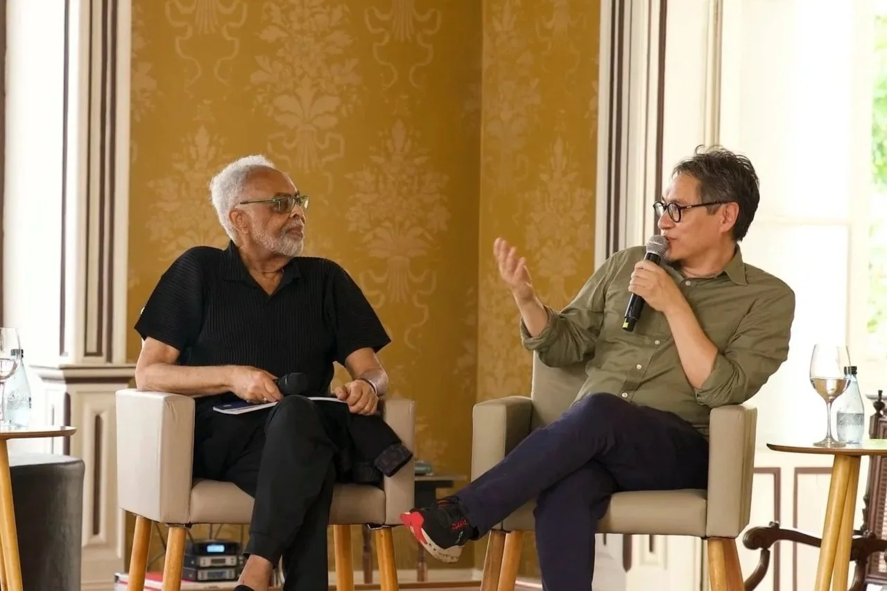 Gilberto Gil e Daniel Kondo conversam durante o lançamento do livro Refloresta no Theatro da Paz, em Belém, durante a COP30.