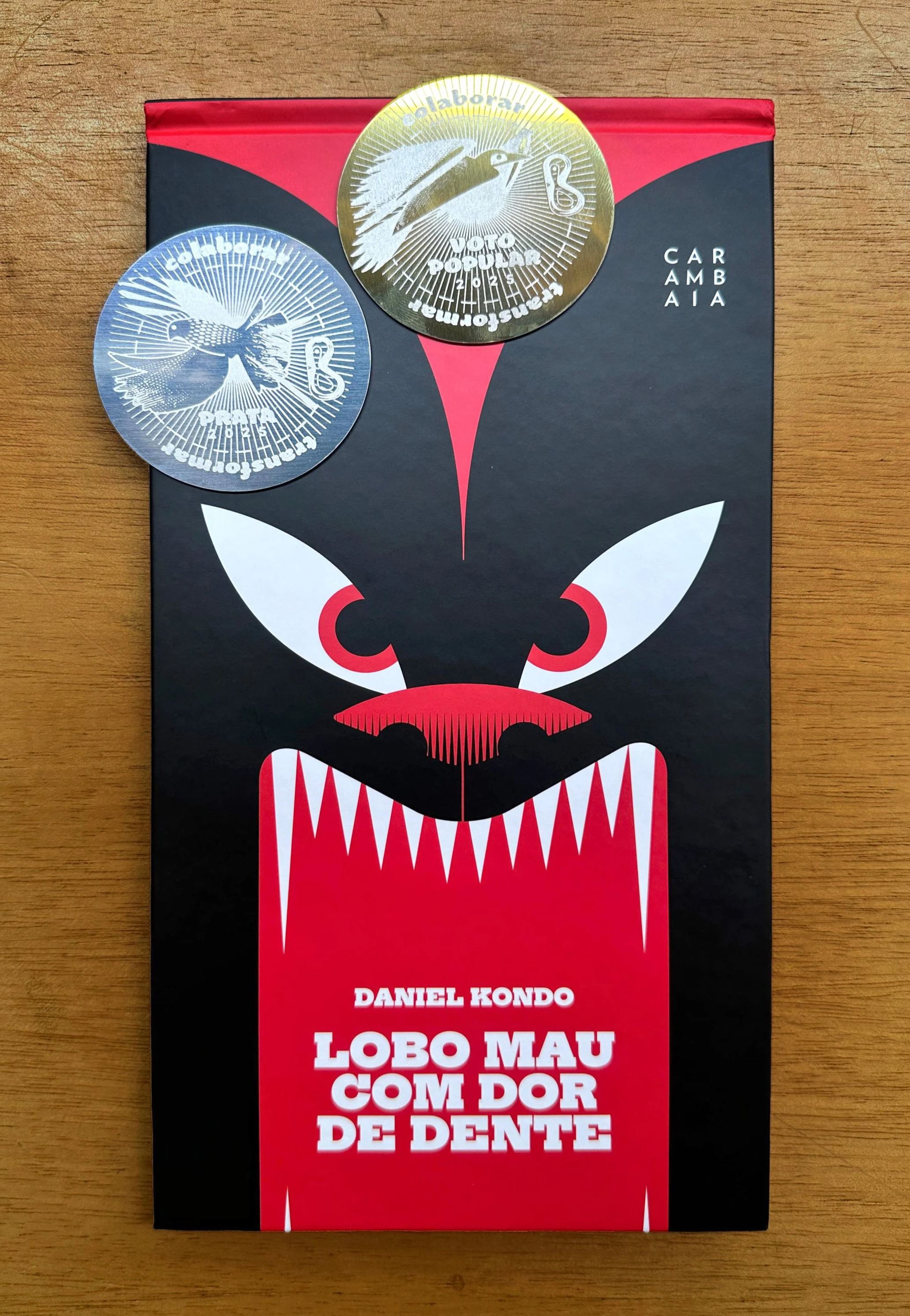 Livro Lobo Mau com Dor de Dente, de Daniel Kondo, premiado com Prata em Design Editorial e Voto Popular no Prêmio Brasileiro de Design 2025.