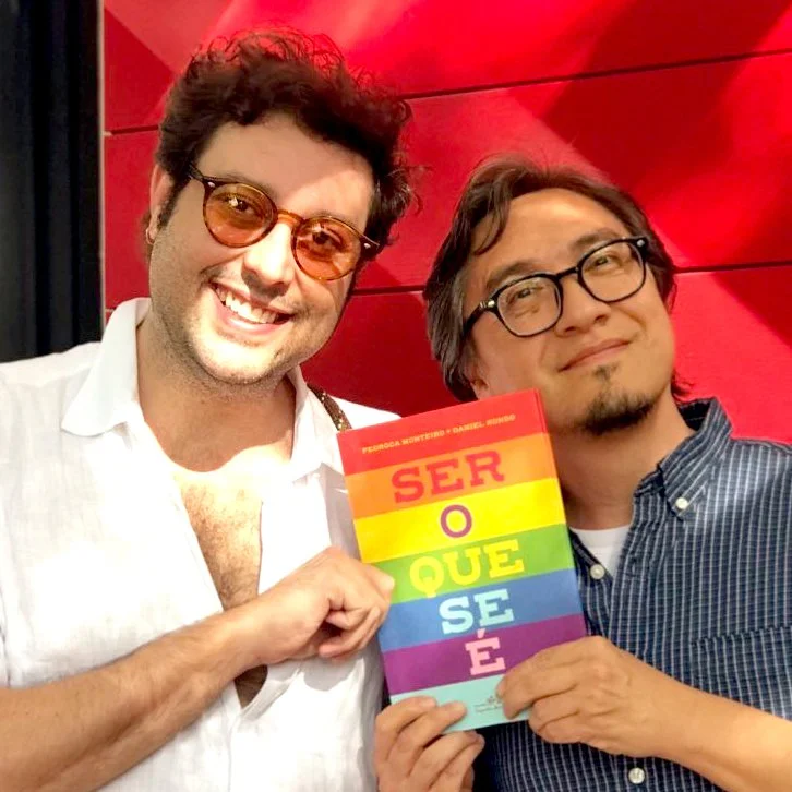 Pedroca Monteiro e Daniel Kondo com o livro Ser o que se é