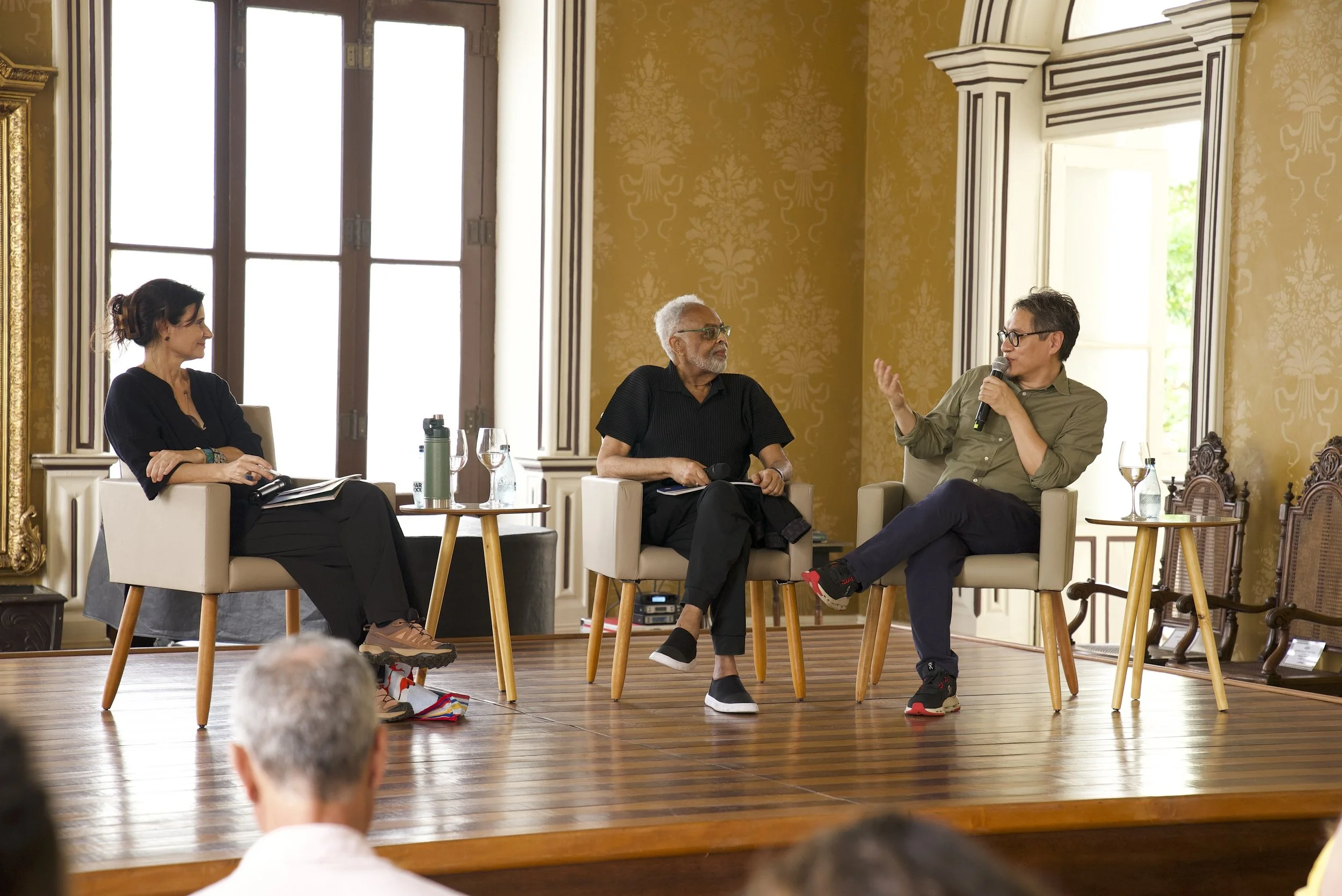 Eliane Brum, Gilberto Gil e Daniel Kondo no lançamento de Refloresta no Theatro da Paz durante a COP30