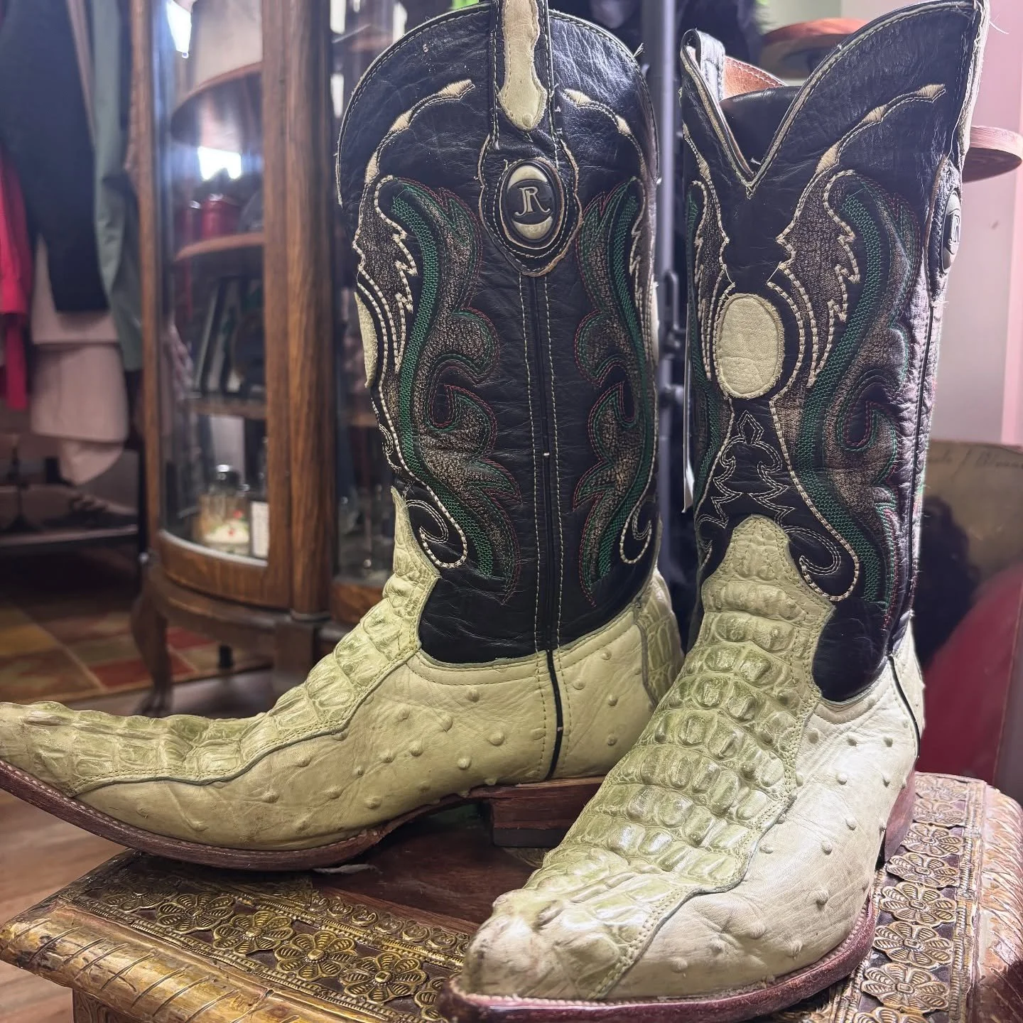 Step out in style with these cowboy boots! 🤠✨ 

Featuring genuine ostrich and crocodile leather, these boots are the perfect mix of craftsmanship and statement-making style.

A true classic that&rsquo;s built to last and ready to turn heads. 💚

Siz