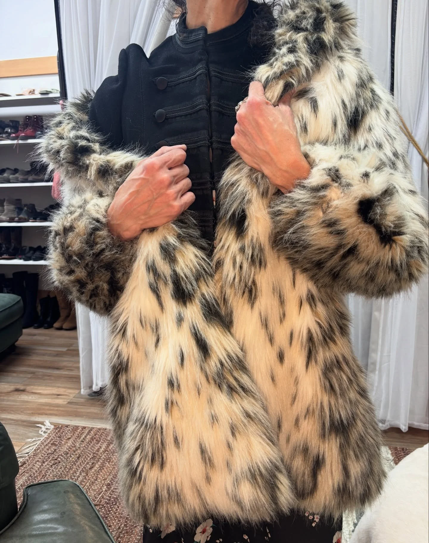 Holiday pick from Laverne! 🎄🎊🎅🏼

This faux fur coat is the definition of &ldquo;to die for&rdquo;, it&rsquo;s plush, dramatic, and ready to turn every snowy sidewalk into a runway.

Whether you&rsquo;re heading to a holiday party, the Parade of L