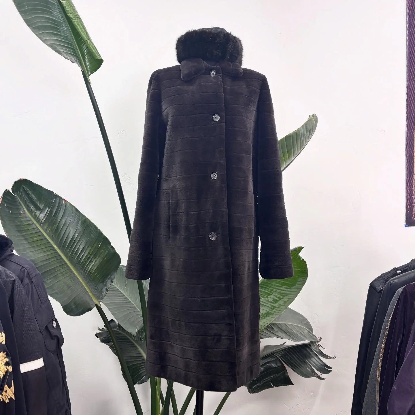 It&rsquo;s so cold up here that fur isn&rsquo;t extra, it&rsquo;s essential!🏔️❄️ They are elevated, warm, and perfectly at home in winter at 10,200ft.✨

Stop by soon and check out our highly curated collection! ❤️

(Vintage furs, fur coats, Colorado