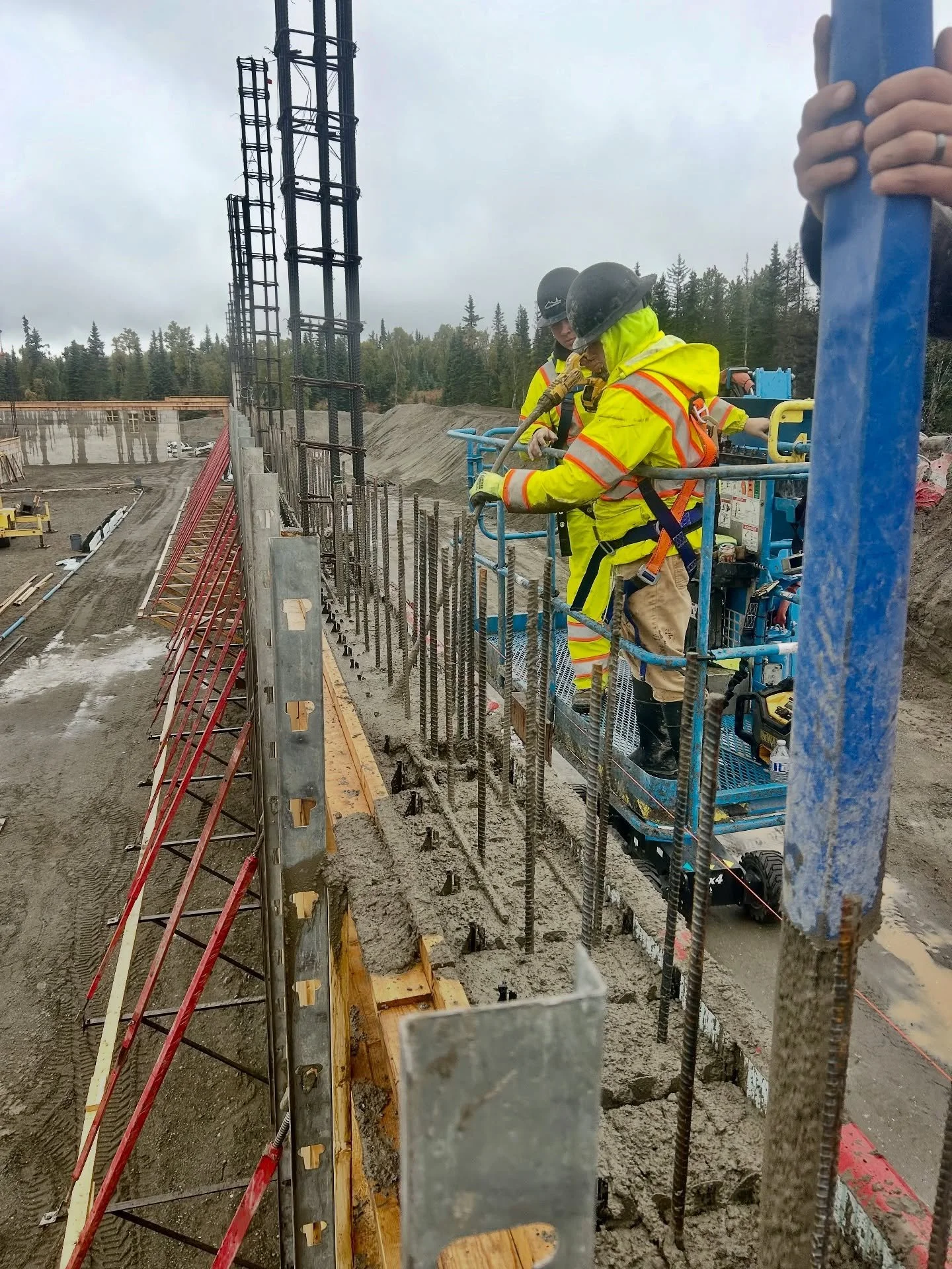 Saturday pour day! 
117 yards up to 21&rsquo; at the middle section of the new #precast production hall. 

#concretestrong 💪 #concretepour #precastplant #nuduraicf #concreteconstruction #icfconstruction #alaskaprecast #alaskaconstruction