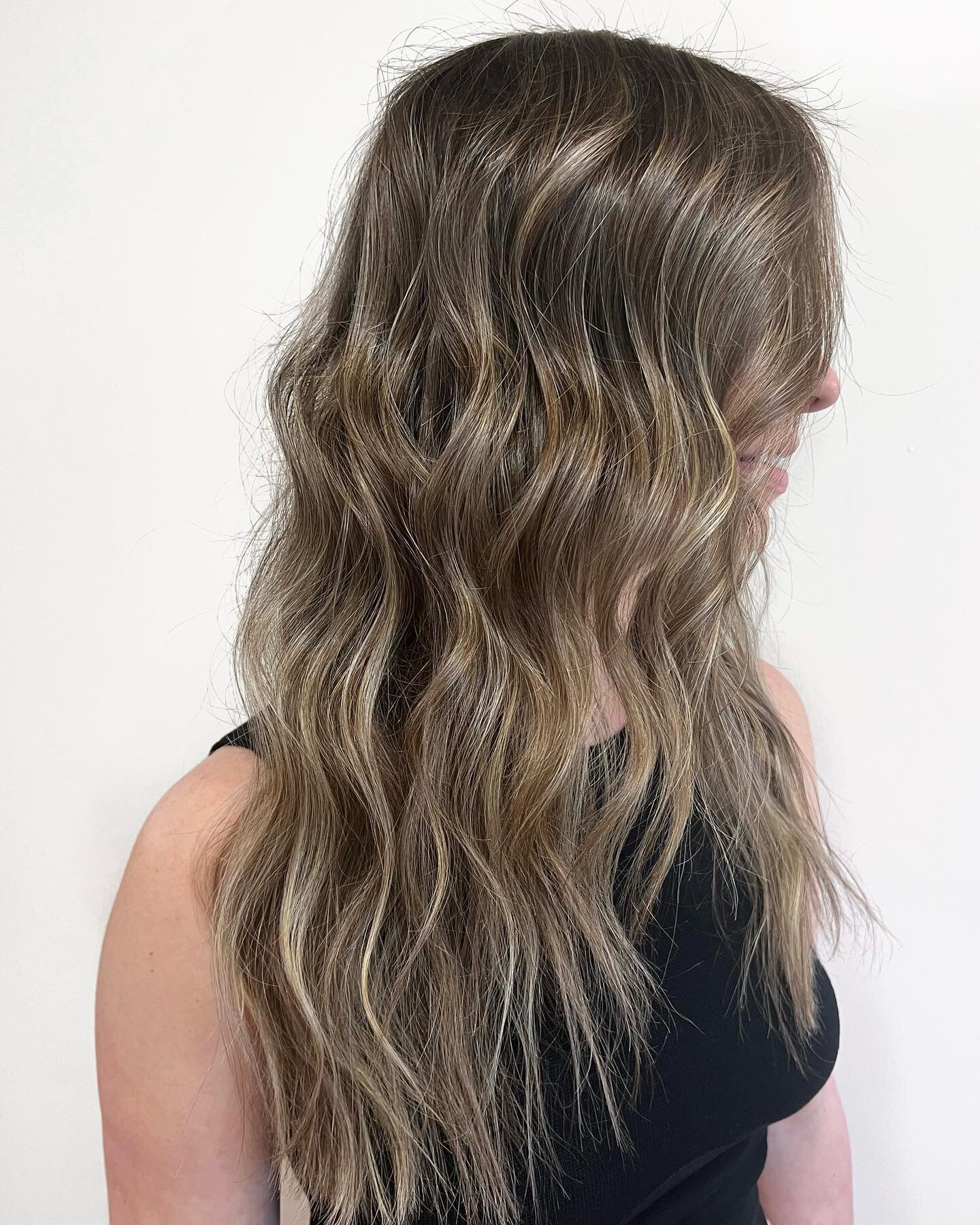 &bull; Full Custom Color + Haircut &bull;

Lifted with @schwarzkopfpro BlondeMe 
Toned with @redken ShadesEQ
Styled with @amika 

#westloophair #westloopchicago #westloophairstylist #chicagohair #chicagohairstylist #chicagohaircolorist #livedinbronde
