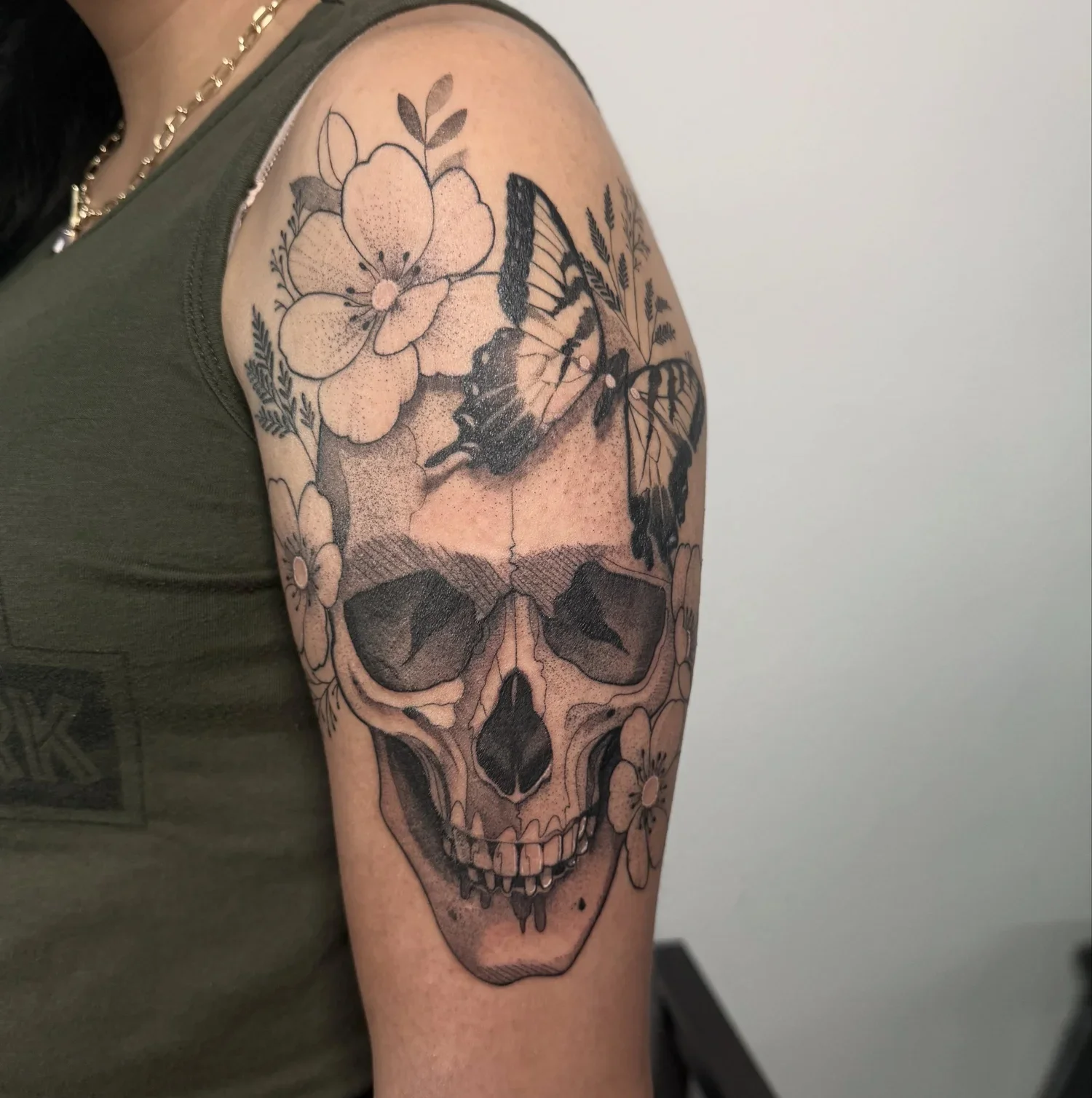 Skull with paramour butterfly , upper,arm · 1.5 sessions · [blackwork] [Large]