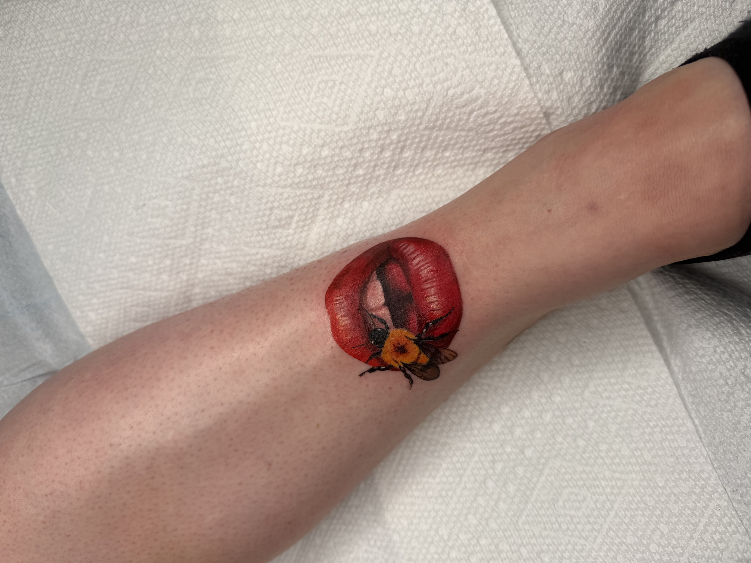 Lips and Bee , Lower ankle · 1 session · [color] [palmsized]