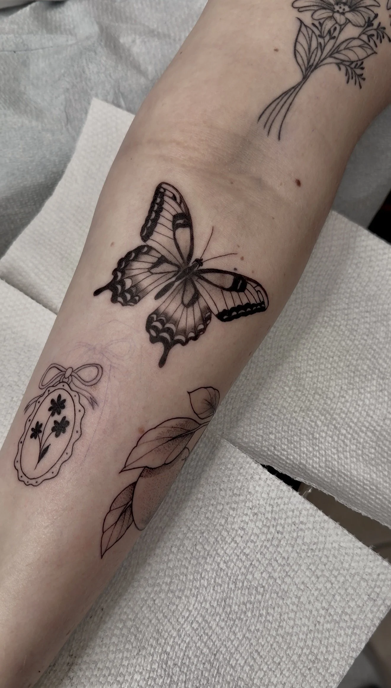 butterfly , forearm· 1 session · [blackgrey] [palmsized]