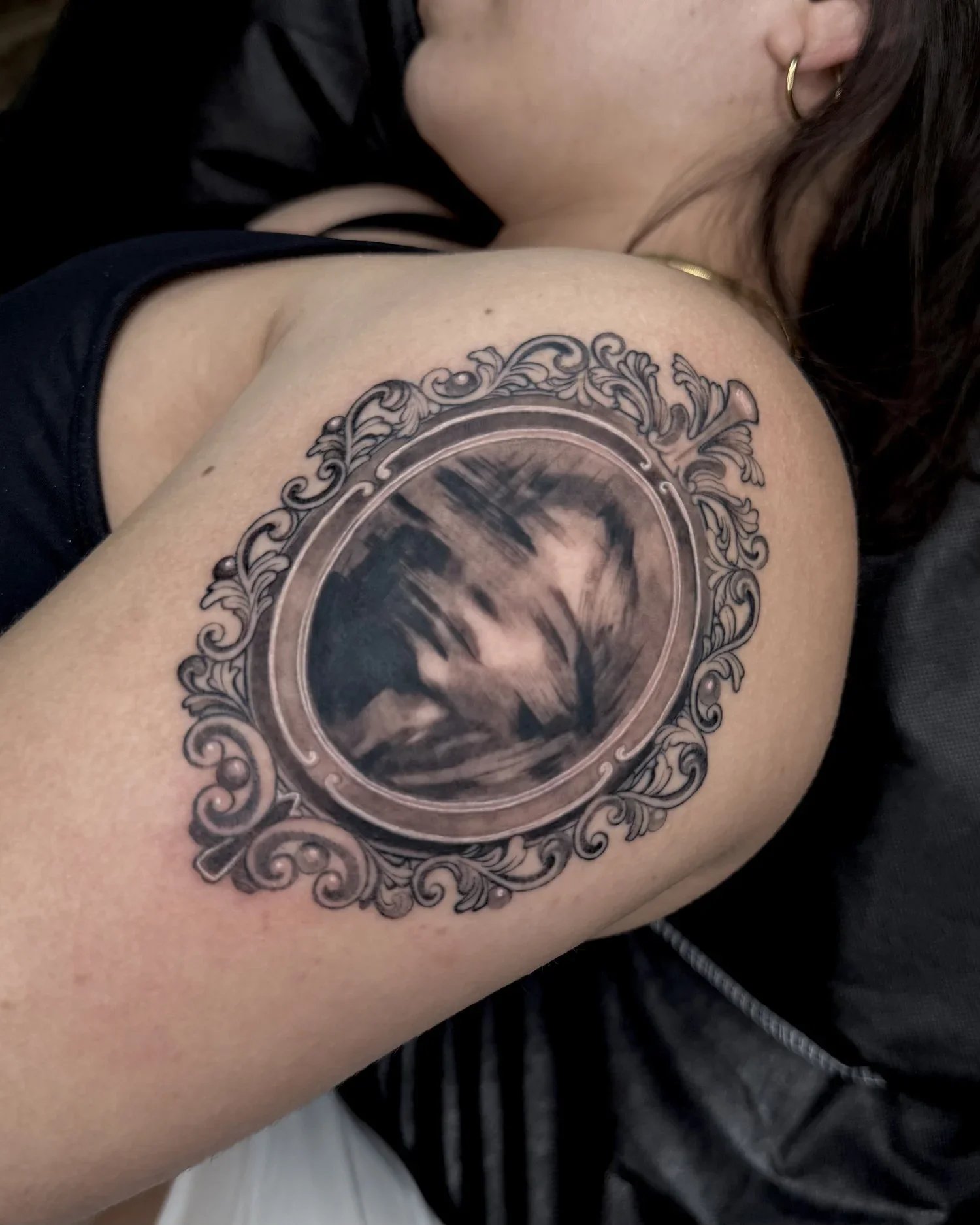 smudged portrait , upper,arm · 1.5 sessions · [blackgrey] [Handsized]