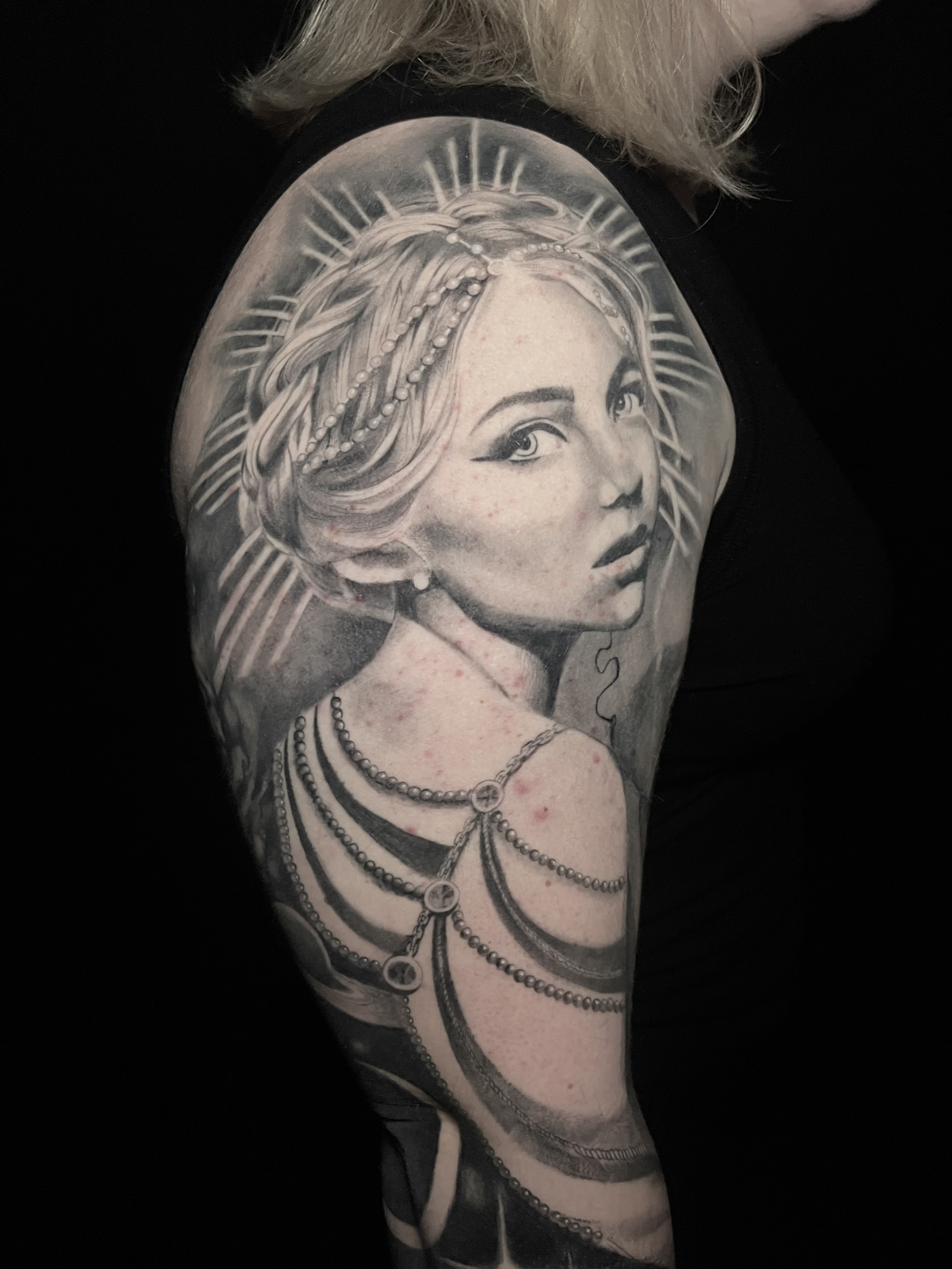 Lady face , upper arm· 3 sessions · [blackgrey] [Large] [healed]