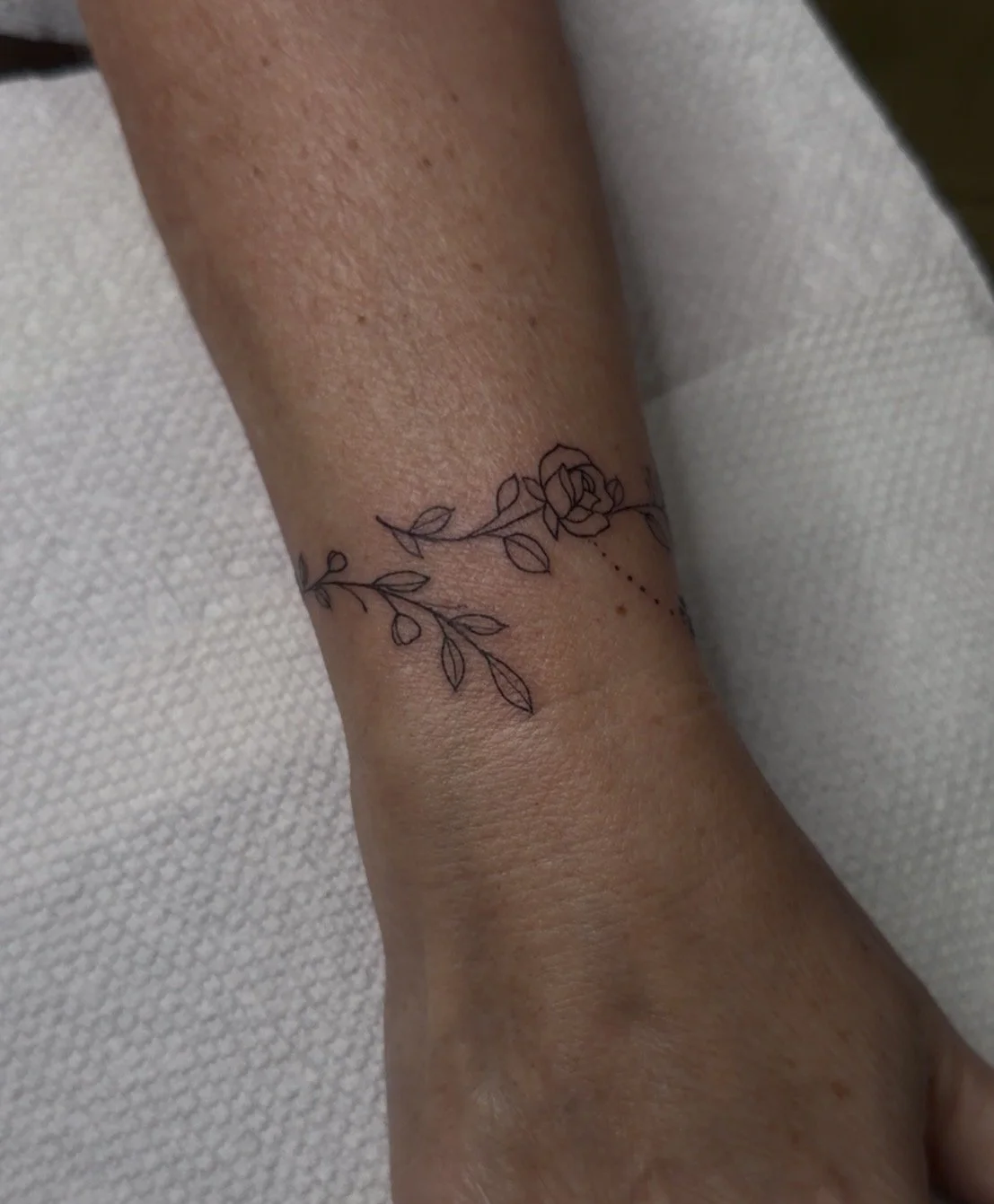wrapped vine , wrist · 1 session · [fineline] [palmsized]