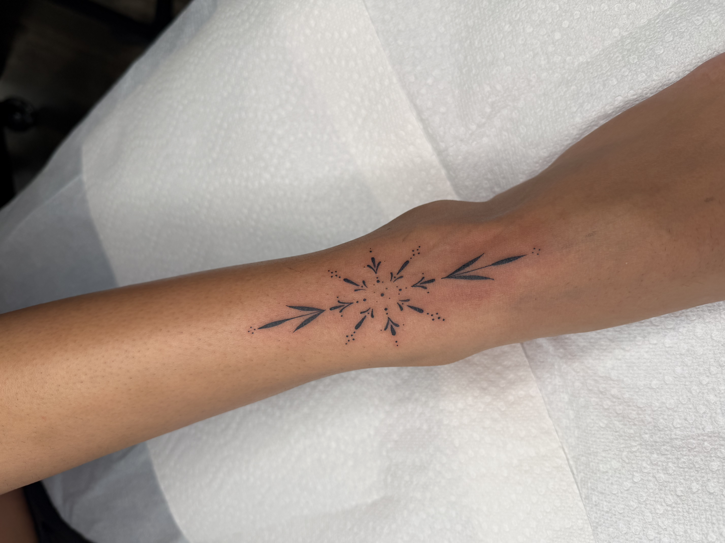 Ornamental , ankle · 1 session · [fineline] [palmsized]