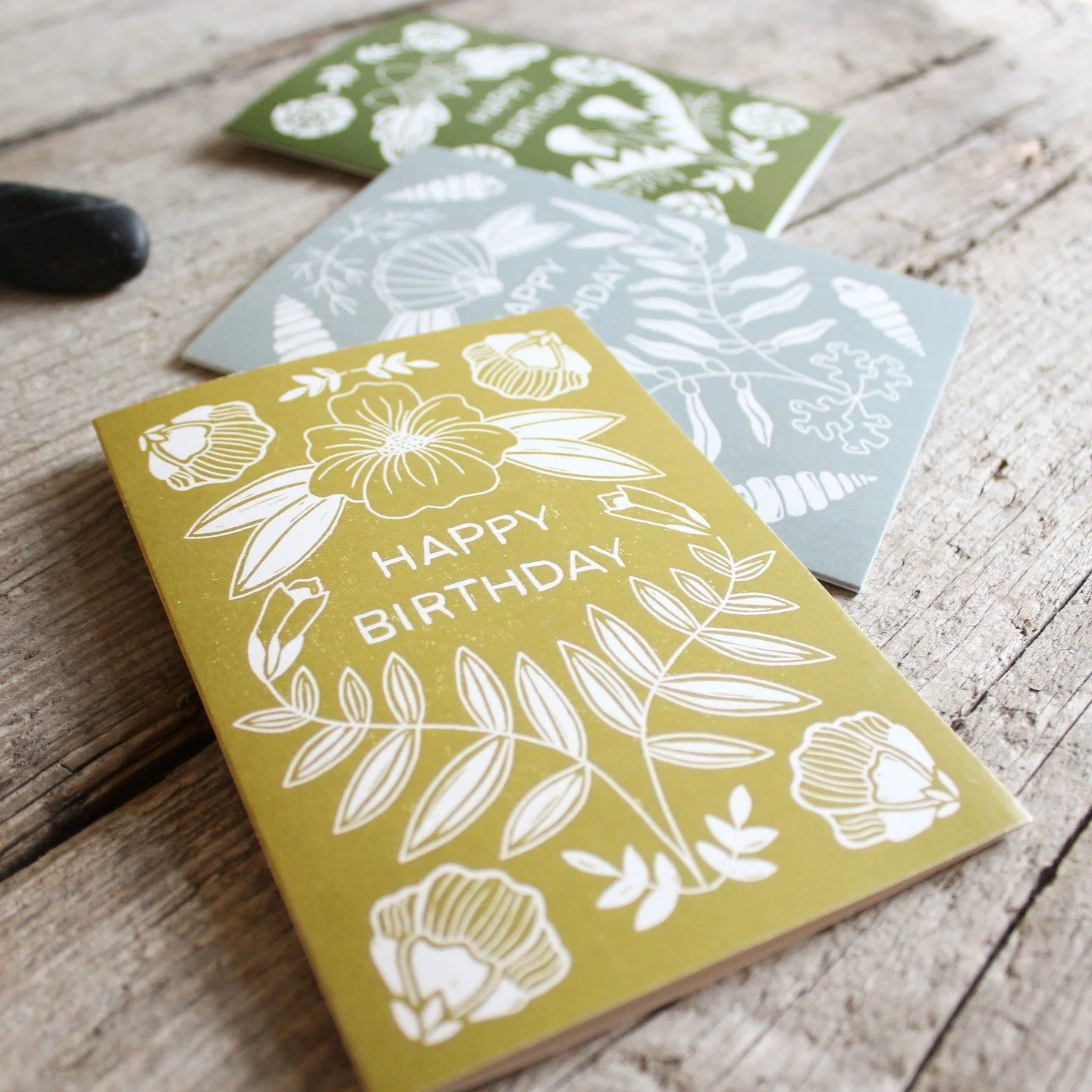 Just packing some of my new birthday cards for the @westportmakersmarket this Saturday. Thank you so much for everyone who has visited during the last few weeks and purchased a card or one of my linocut prints! 
.
.
.
.
.
.
#printmaker #linocutprint 