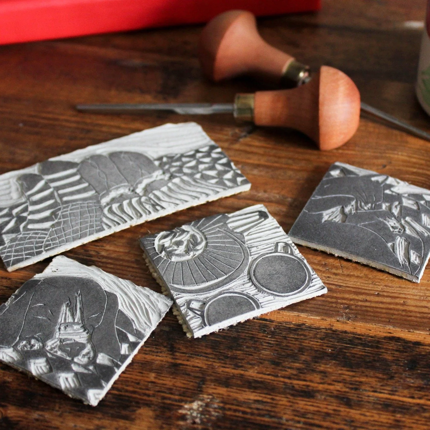 It's been cold and rainy the last few days so I decided to cosy up with a cup of tea and carve some new designs. Hopefully they'll be dry and ready for this Saturday's @westportmakersmarket !
.
.
.
.
.
.
.
#printmaker #linocutprint #linocut #linocutt