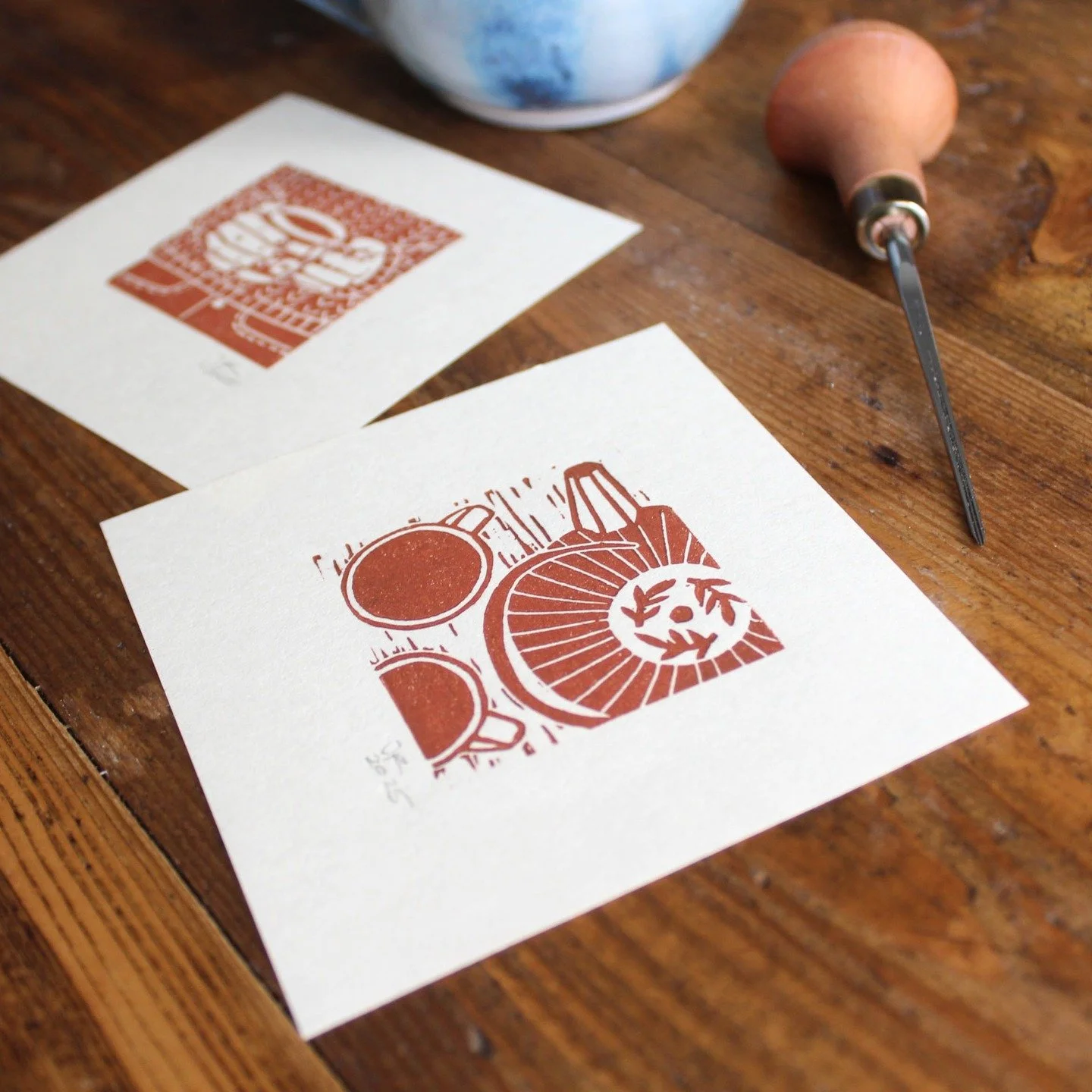 A tiny teapot print just in time for the colder season. 
.
.
.
.
.
.
.
#printmaker #linocutprint #linocut #linocutting #linocarving #linocutcards #irishhandmade #irishmade #reliefcarving #handcarvedstamp #reliefprinting #irishprintmaker #peopleofprin