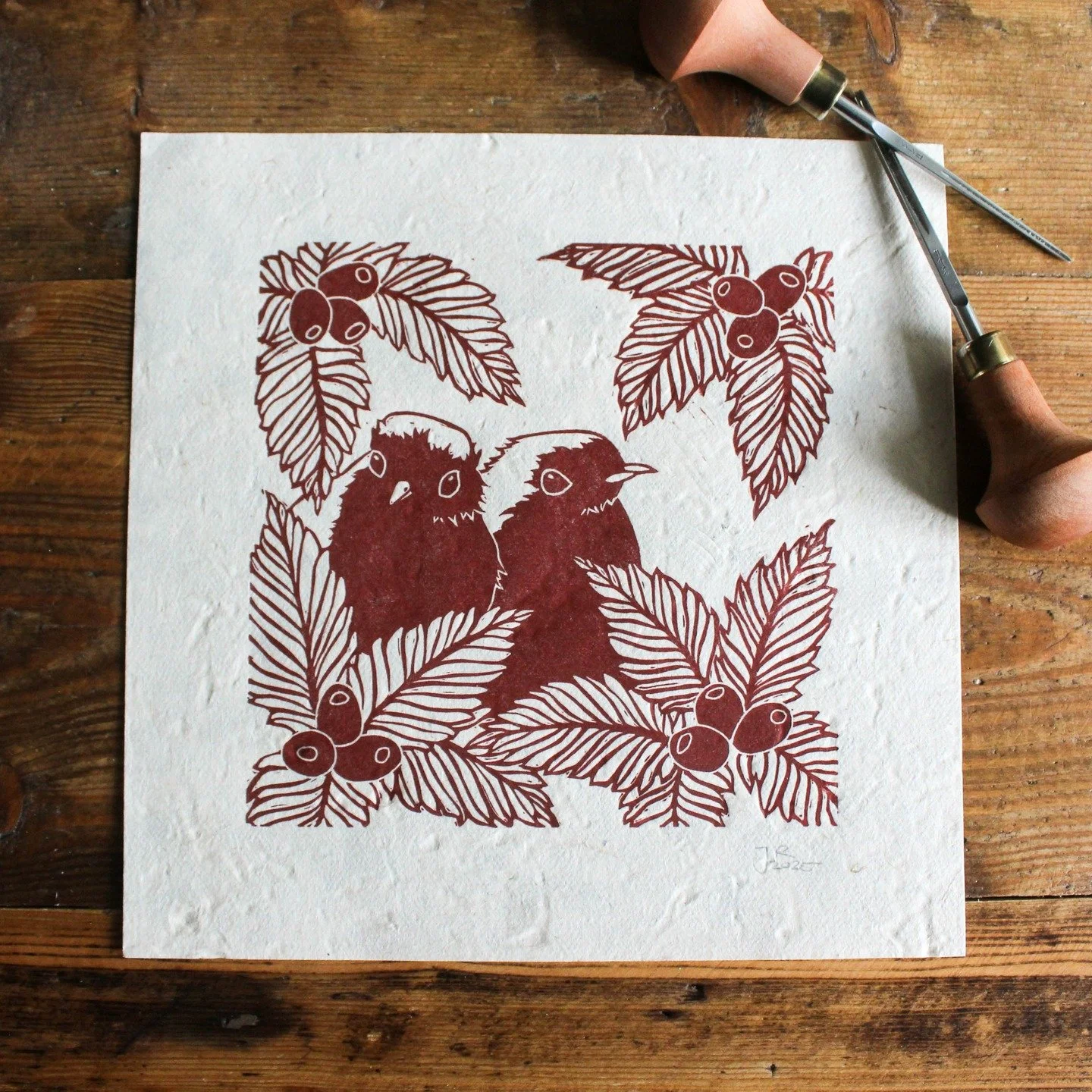 I have a new linocut print of two little robins available (link in bio).
.
.
.
.
.
.
#printmaker #linocutprint #linocut #linocutting #linocarving #linocutcards #irishhandmade #irishmade #reliefcarving #handcarvedstamp #reliefprinting #irishprintmaker