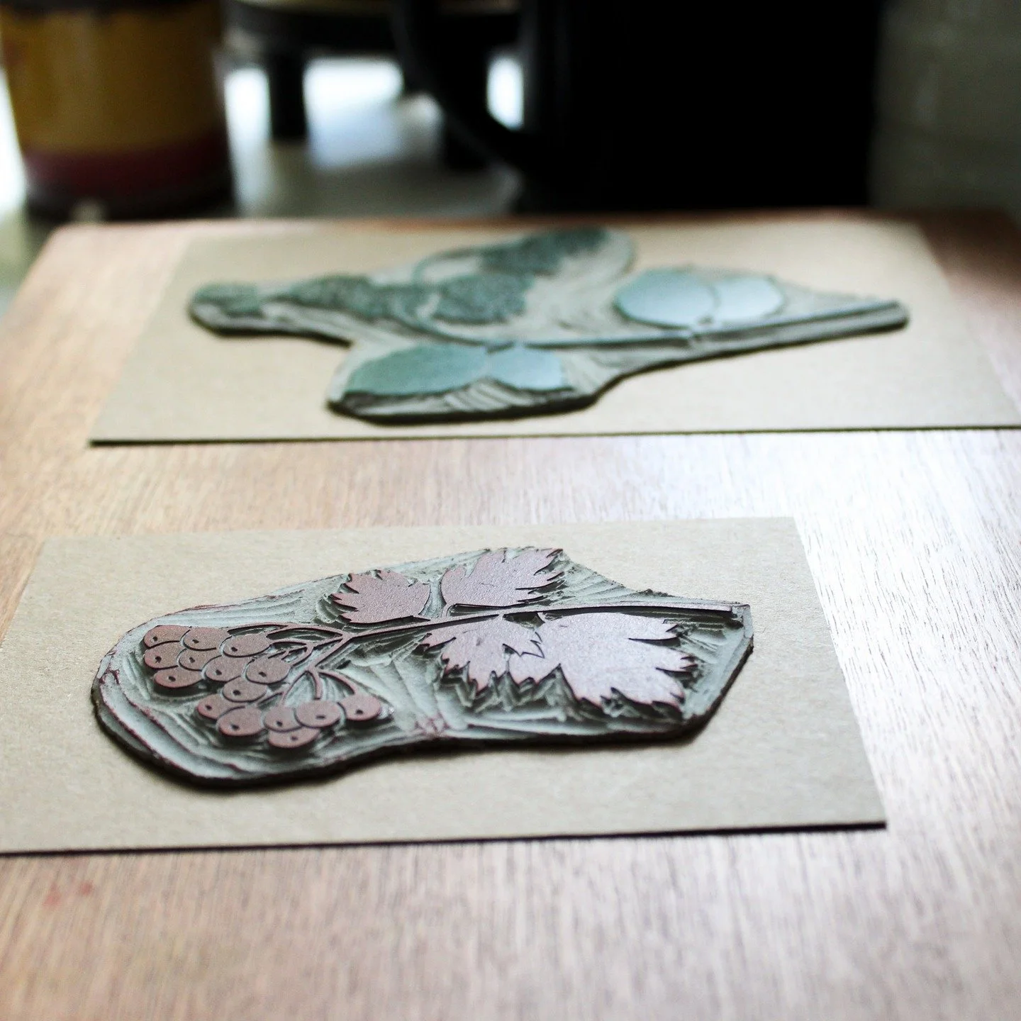 Doing some more printing on this gloomy day. 
.
.
.
.
.
.
.
#printmaker #linocutprint #linocut #linocutting #linocarving #linocutcards #irishhandmade #irishmade #reliefcarving #handcarvedstamp #reliefprinting #irishprintmaker #peopleofprint #irishcra