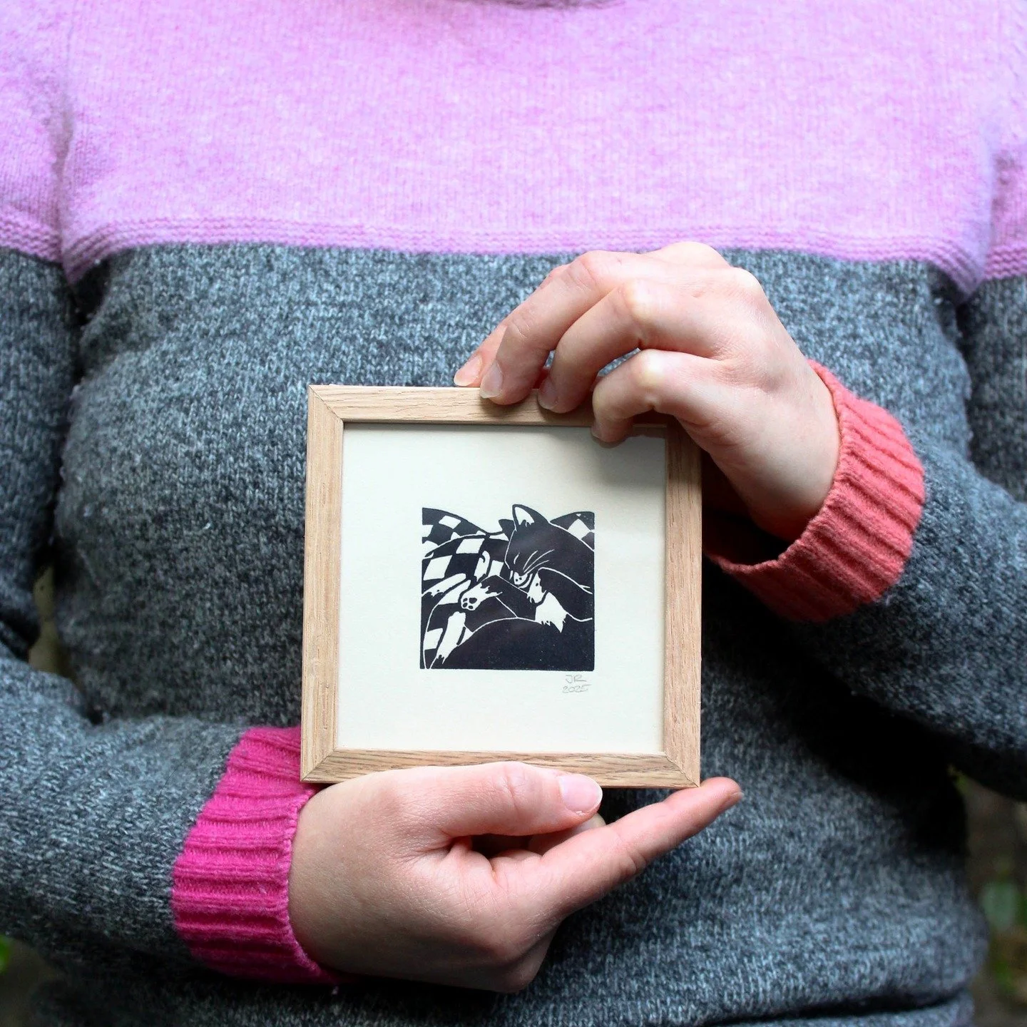 My tiny sleeping cat print looks even more adorable when framed!
You can purchase this small one and a selection of other framed prints at my stall during the weekends leading up to Christmas or unframed on my Etsy shop (link in bio).
See my previous