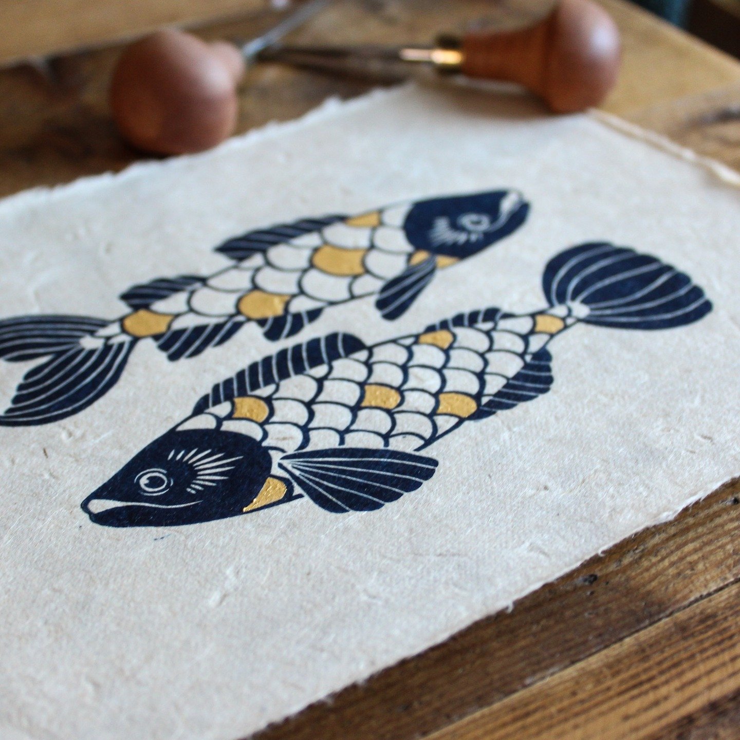 Handmade linocut print with hand-painted golden scales, printed onto lovely textured paper. 
.
.
.
.
.
.
#printmaker #linocutprint #linocutting #linocarving #irishmade #reliefcarving #reliefprinting #irishprintmaker #peopleofprint #irishcrafts #handm